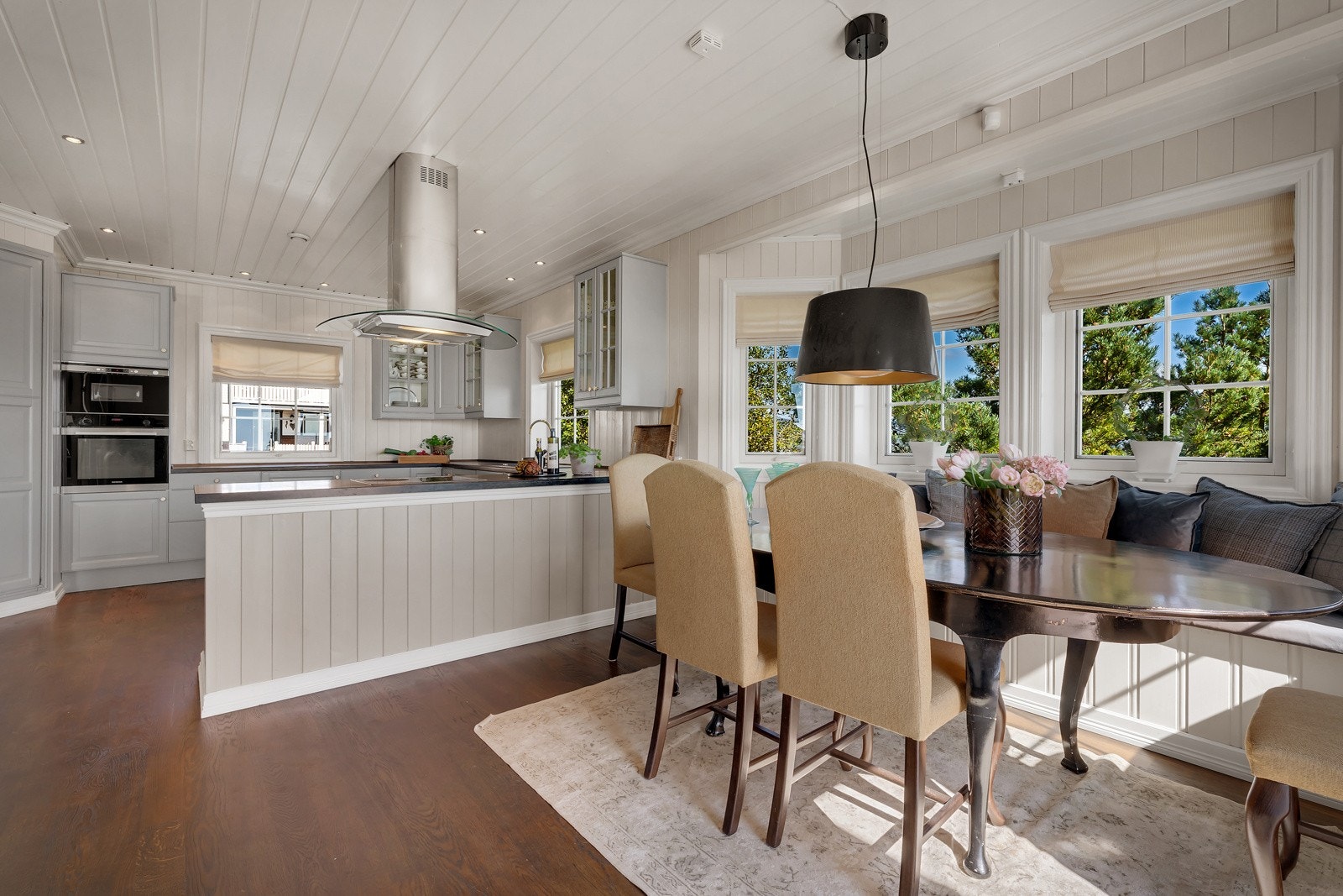 - Fra stue/spisestue kommer du til kjøkkenet - Galleribilde