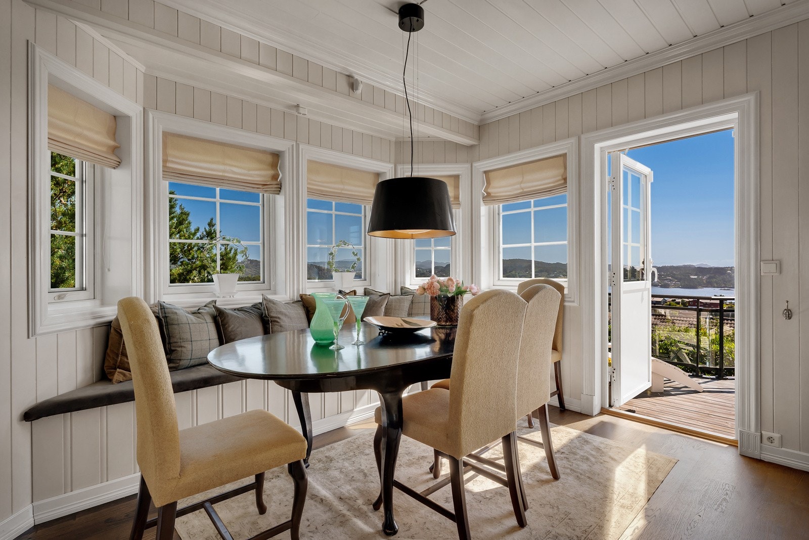 - Her er det god plass til spisebord - perfekt for både frokost i hverdagen og middag med gjester - Galleribilde