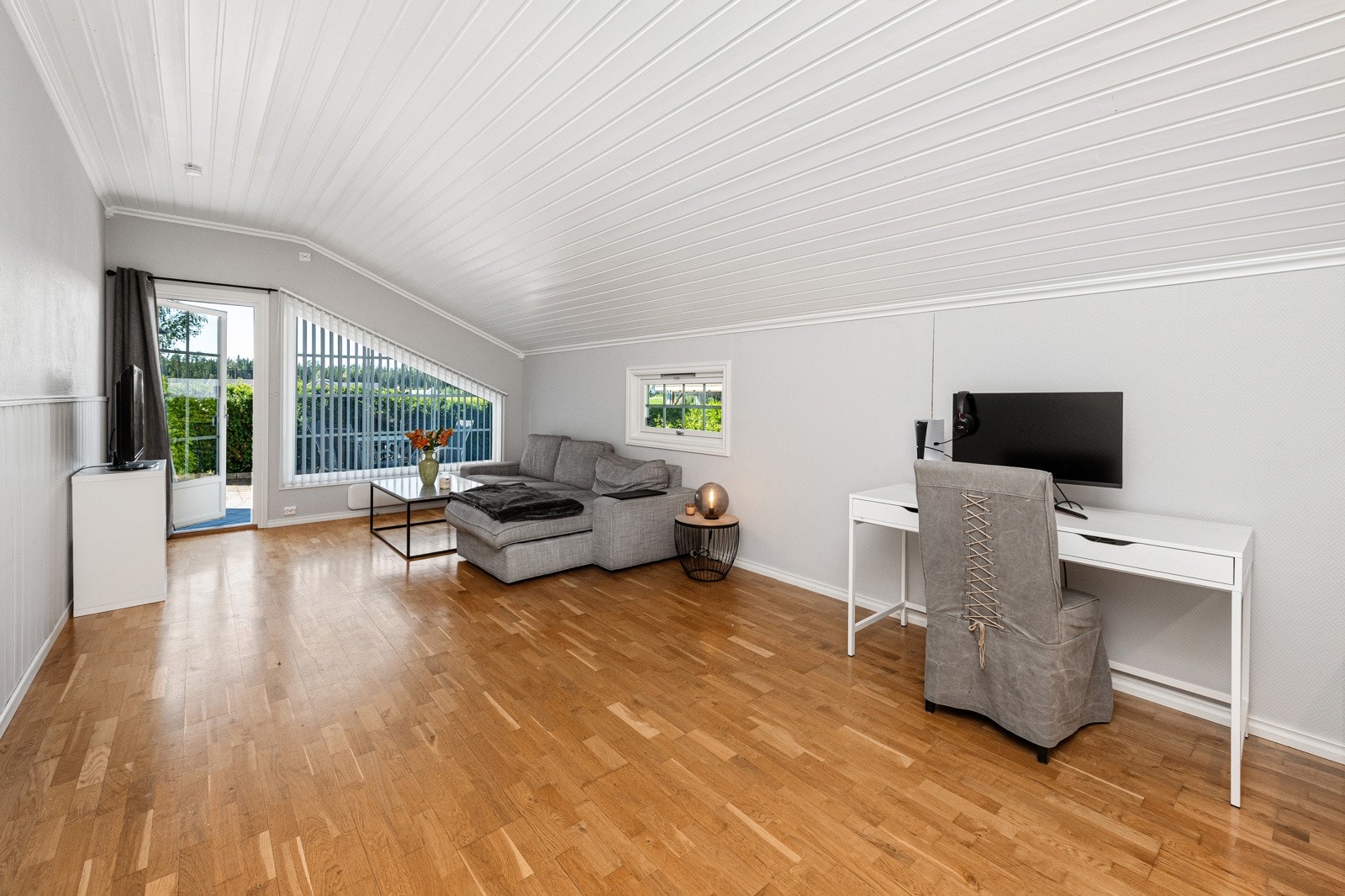 Stor stue i utleieleilighet med utgang til uteplass Galleribilde