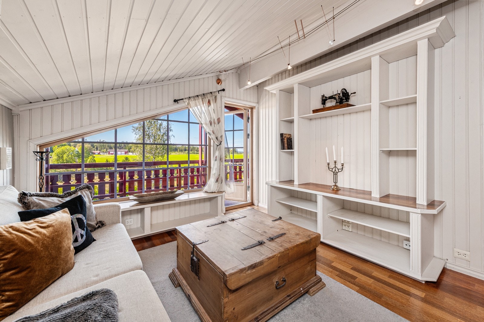 Utgang til solrik balkong som har fint utsyn Galleribilde