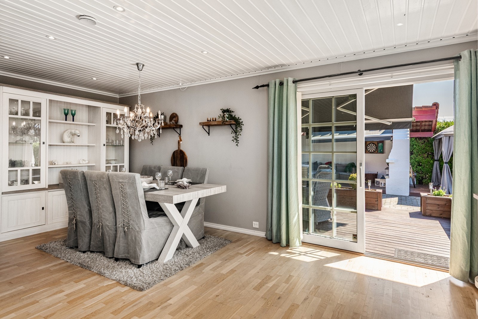 Utgang til de flotte uteplassene fra stuen Galleribilde