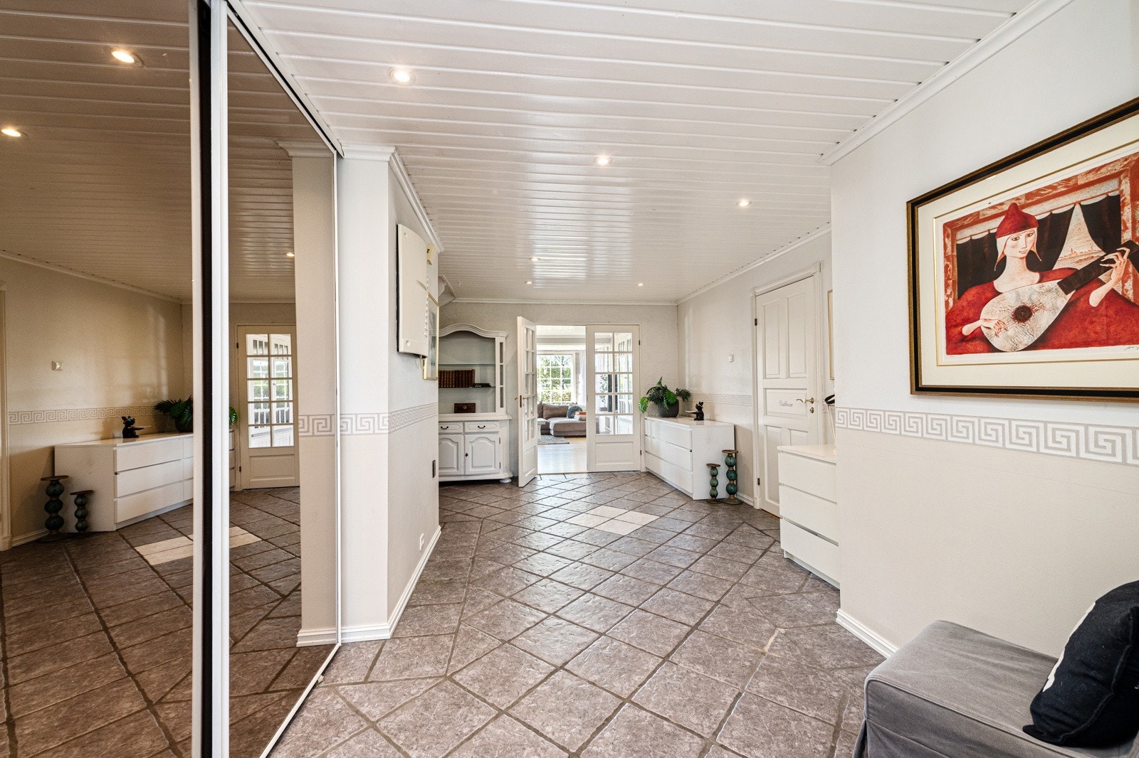 Skyvedørsgarderobe for praktisk lagring av yttertøy og sko. Galleribilde