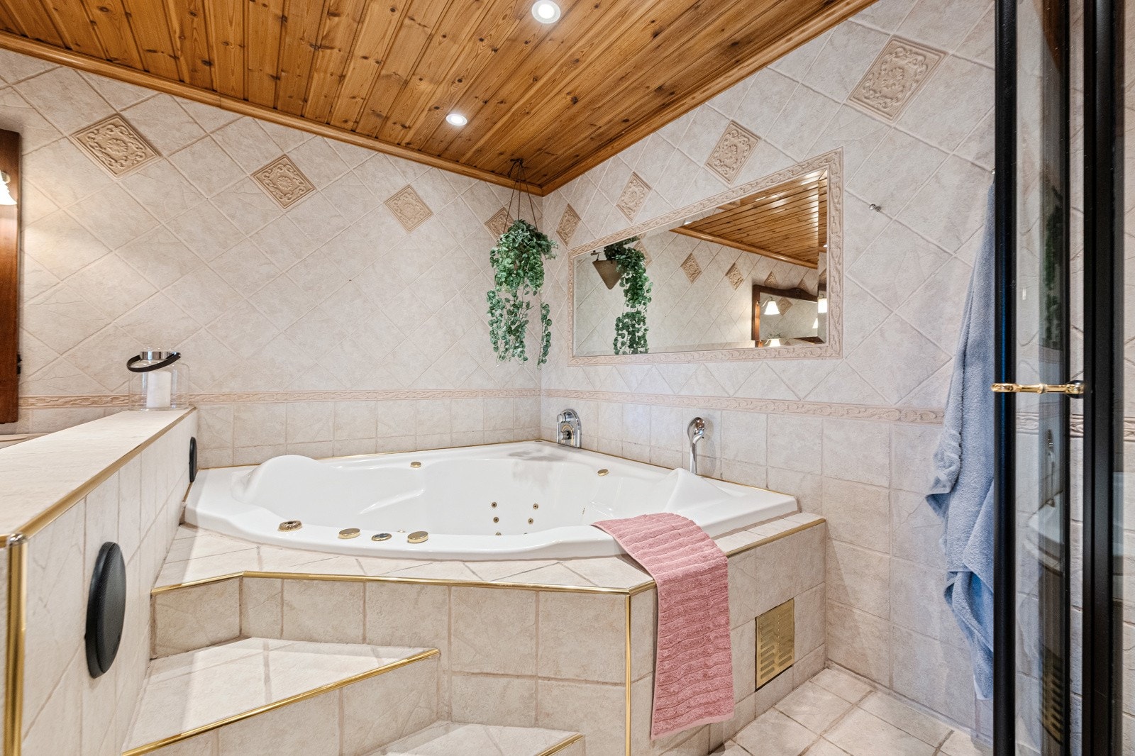 Innmurt boblekar med trapper opp til karet Galleribilde