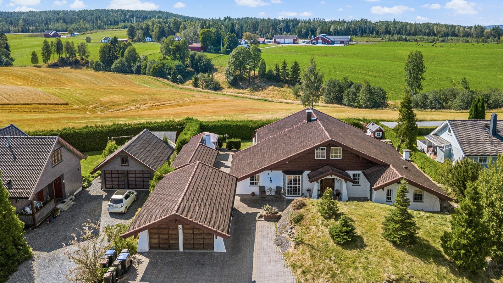 Boligen ligger flott til grensende mot landbruksområder Galleribilde