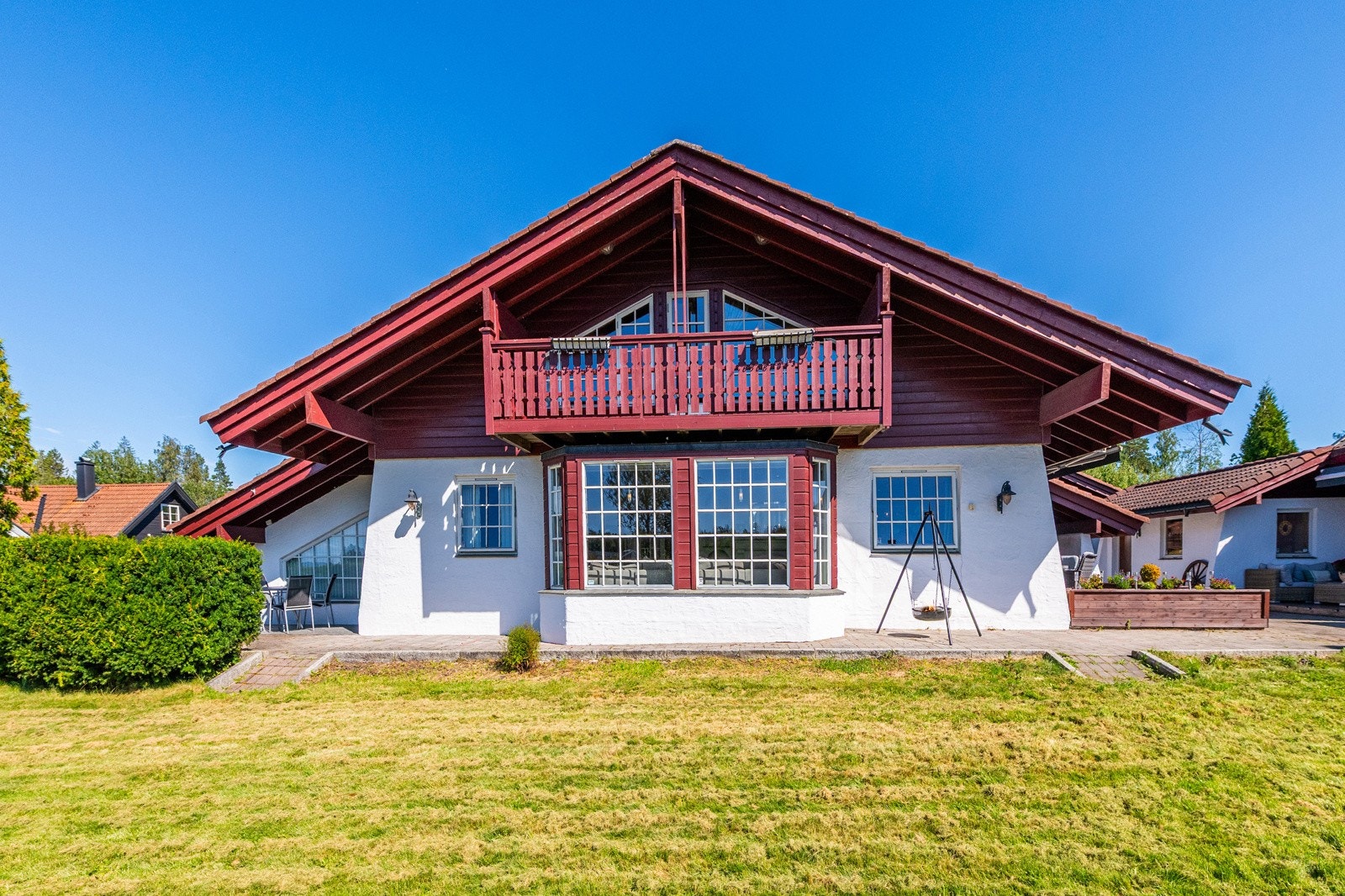 Her ser du vestsiden av huset Galleribilde