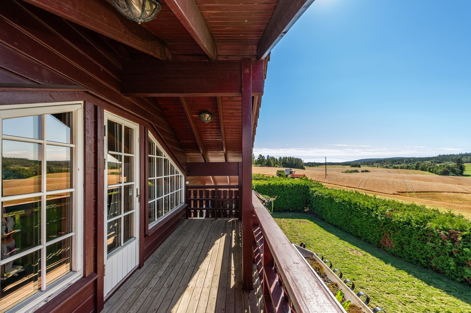 Fra balkongen i 2. etasje har du flott utsikt mot landbruksområder Galleribilde