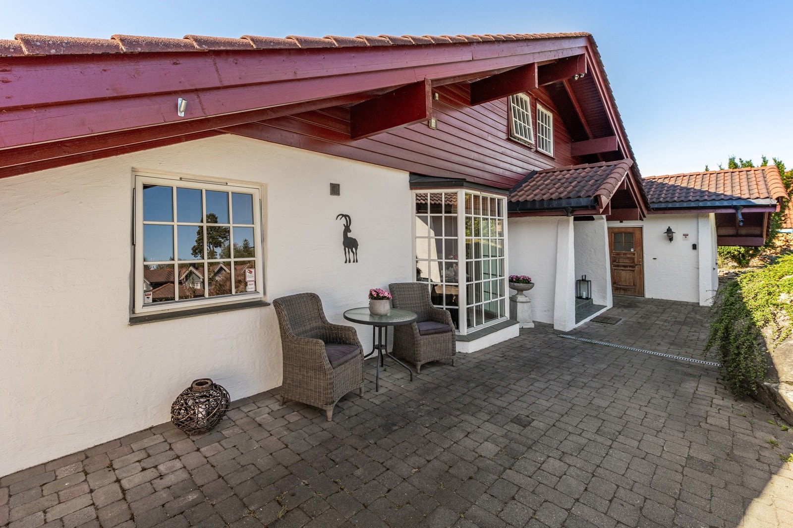 Her ser du inngangsiden av huset. Døren du ser er inngangen til utleieleiligheten Galleribilde