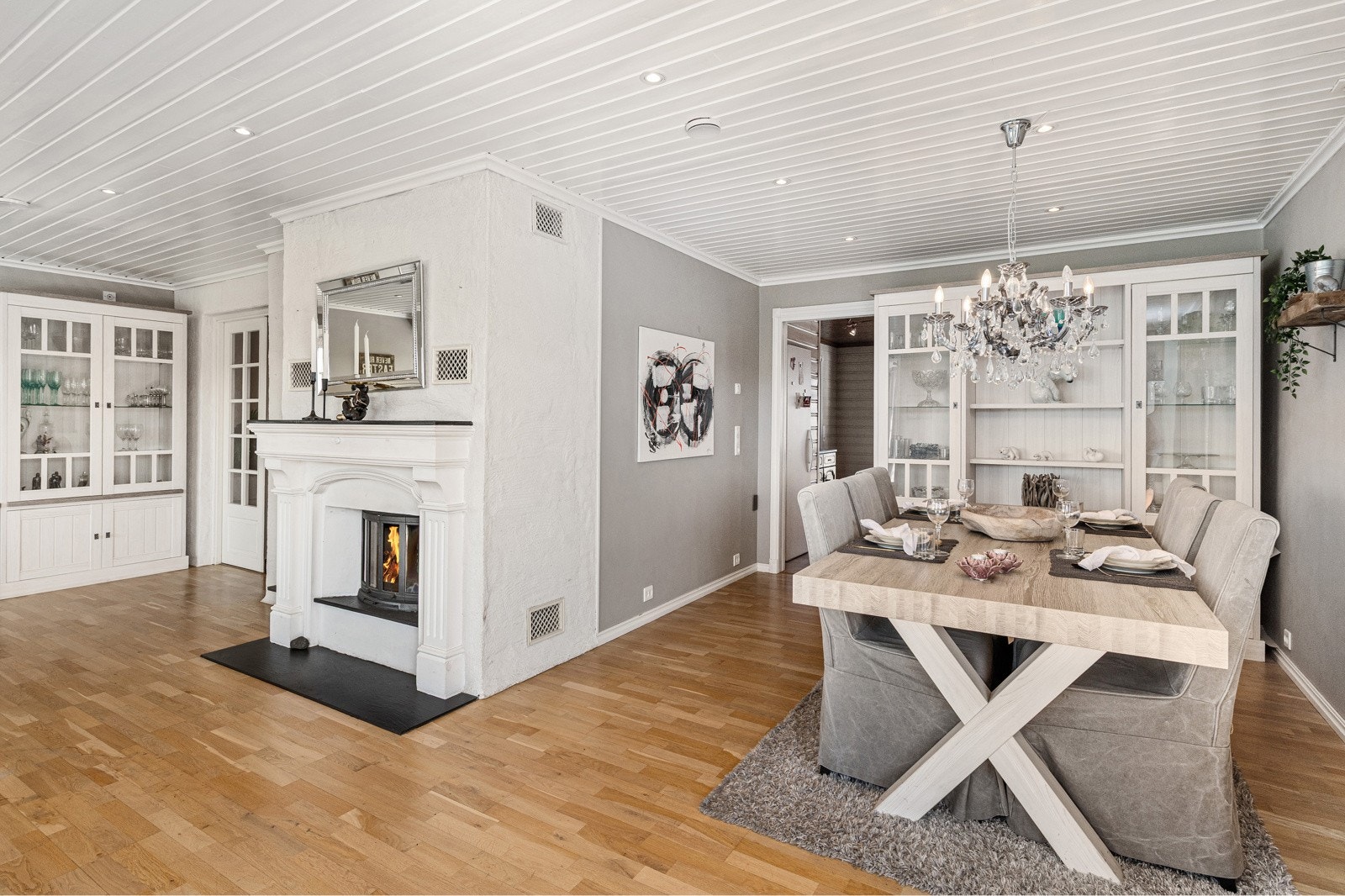 I stuen er det plass til et stor spisebord Galleribilde