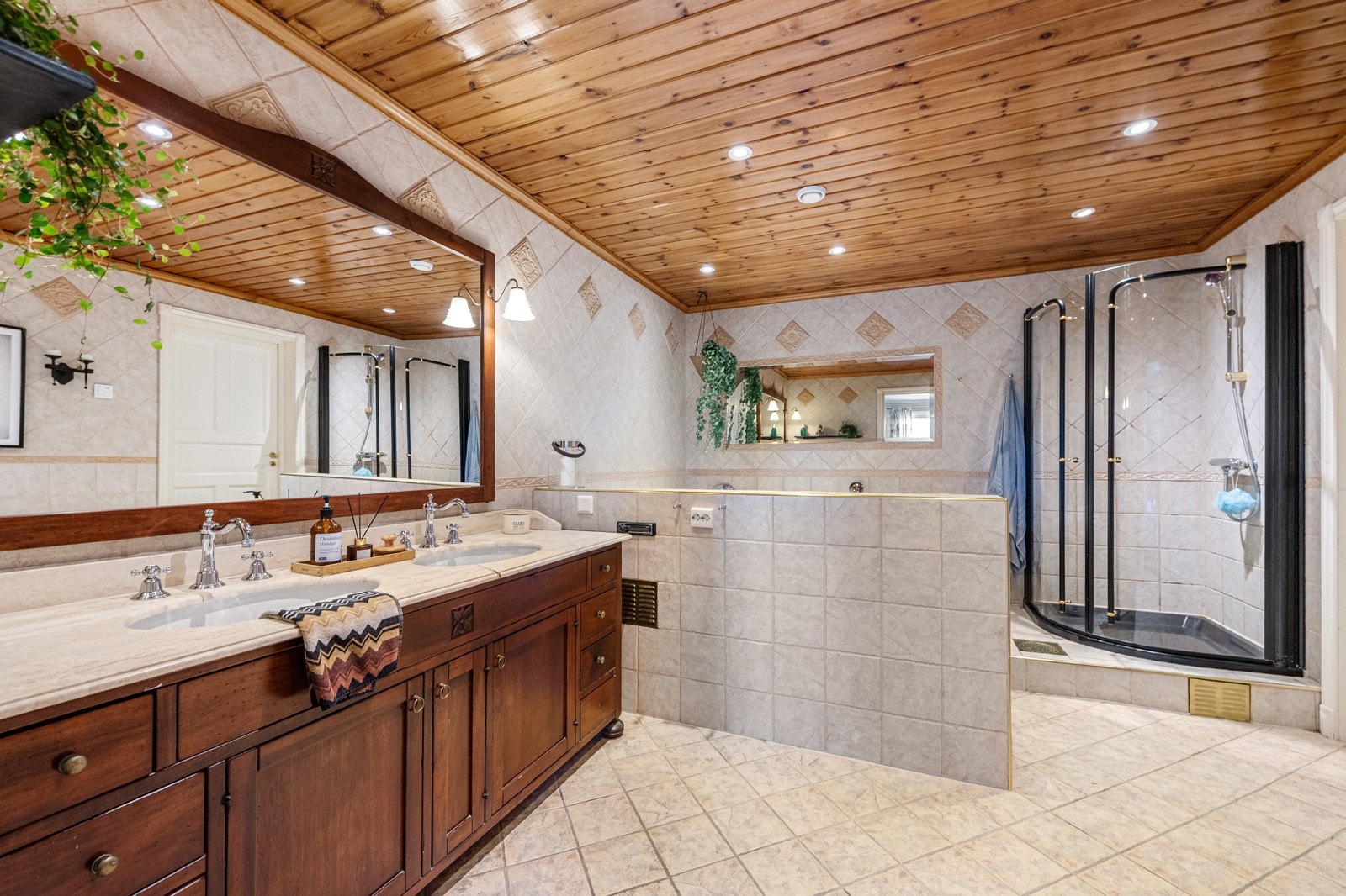 Meget flott bad i 1. etasje. Fliser på gulv og vegger og varme i gulv Galleribilde