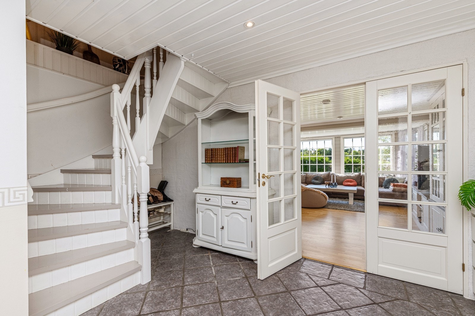 Fra hallen er det adkomst til 2. etasje Galleribilde