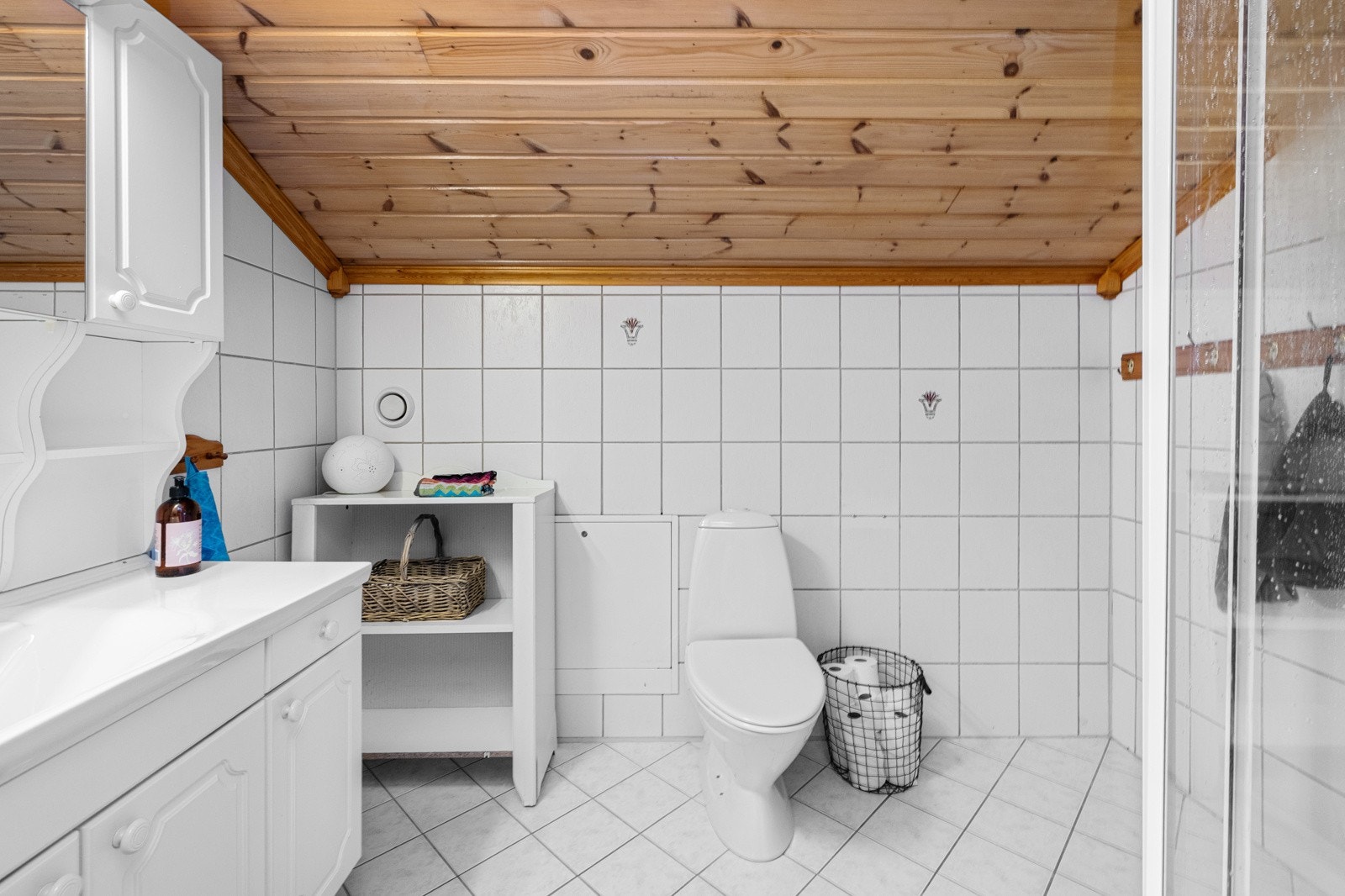 Bad i 2. etasje har fliser på gulv og vegger. Varme i gulv Galleribilde