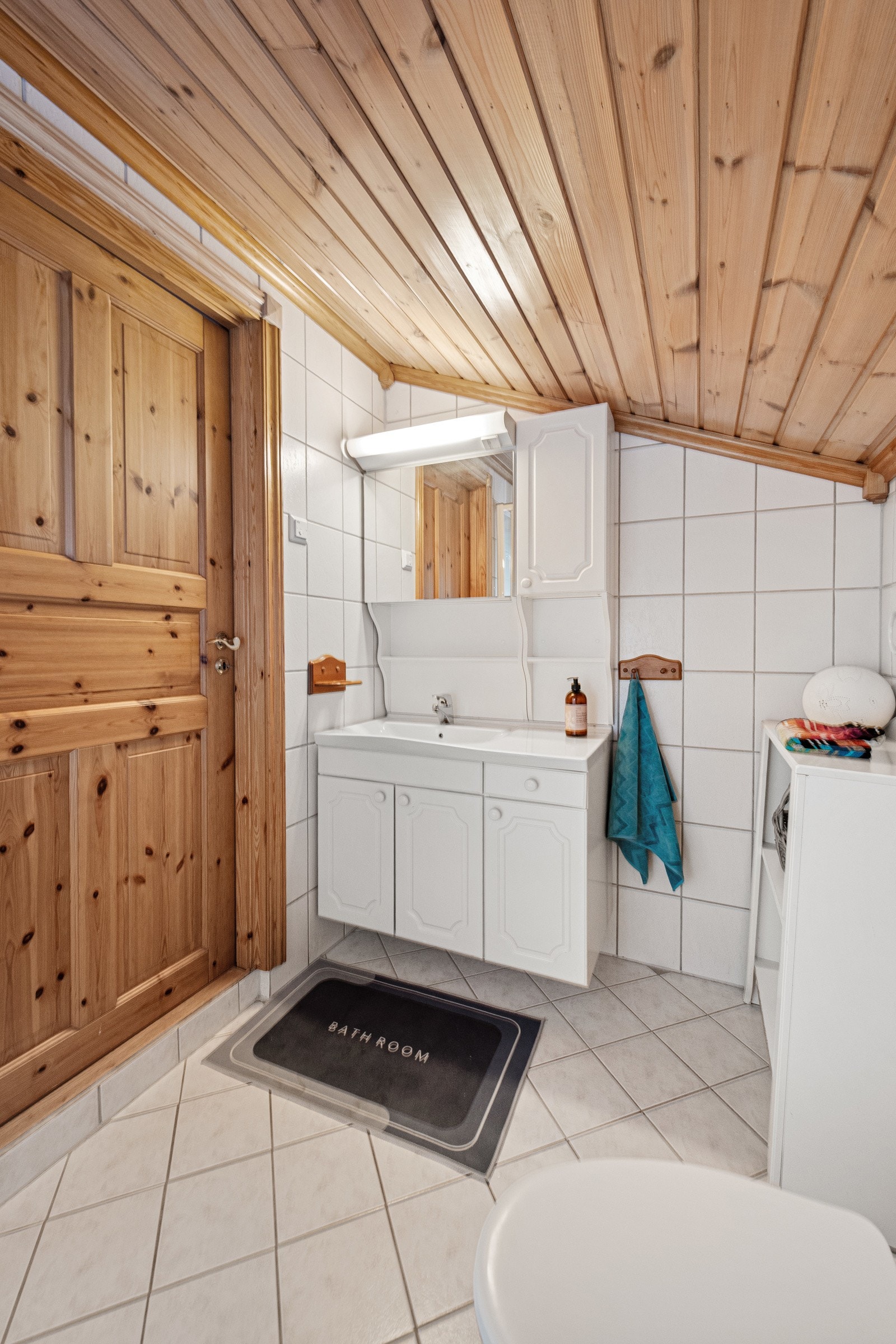 Profilert hvit baderomsinnredning Galleribilde