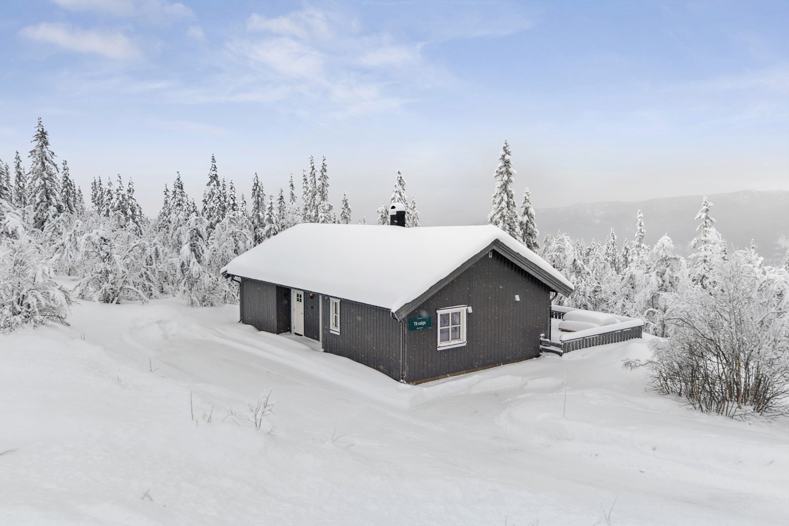 Her får du en sjelden kombinasjon av komfort, natur og ro - perfekt for deg som søker et fristed året rundt. Galleribilde