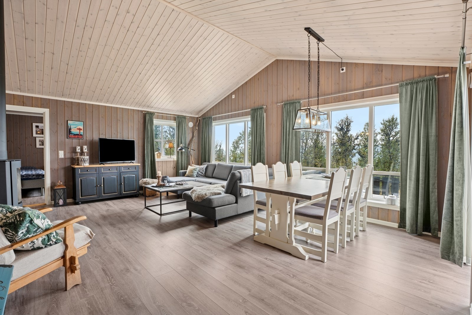 Herlig stue med god plass til møblering. Galleribilde