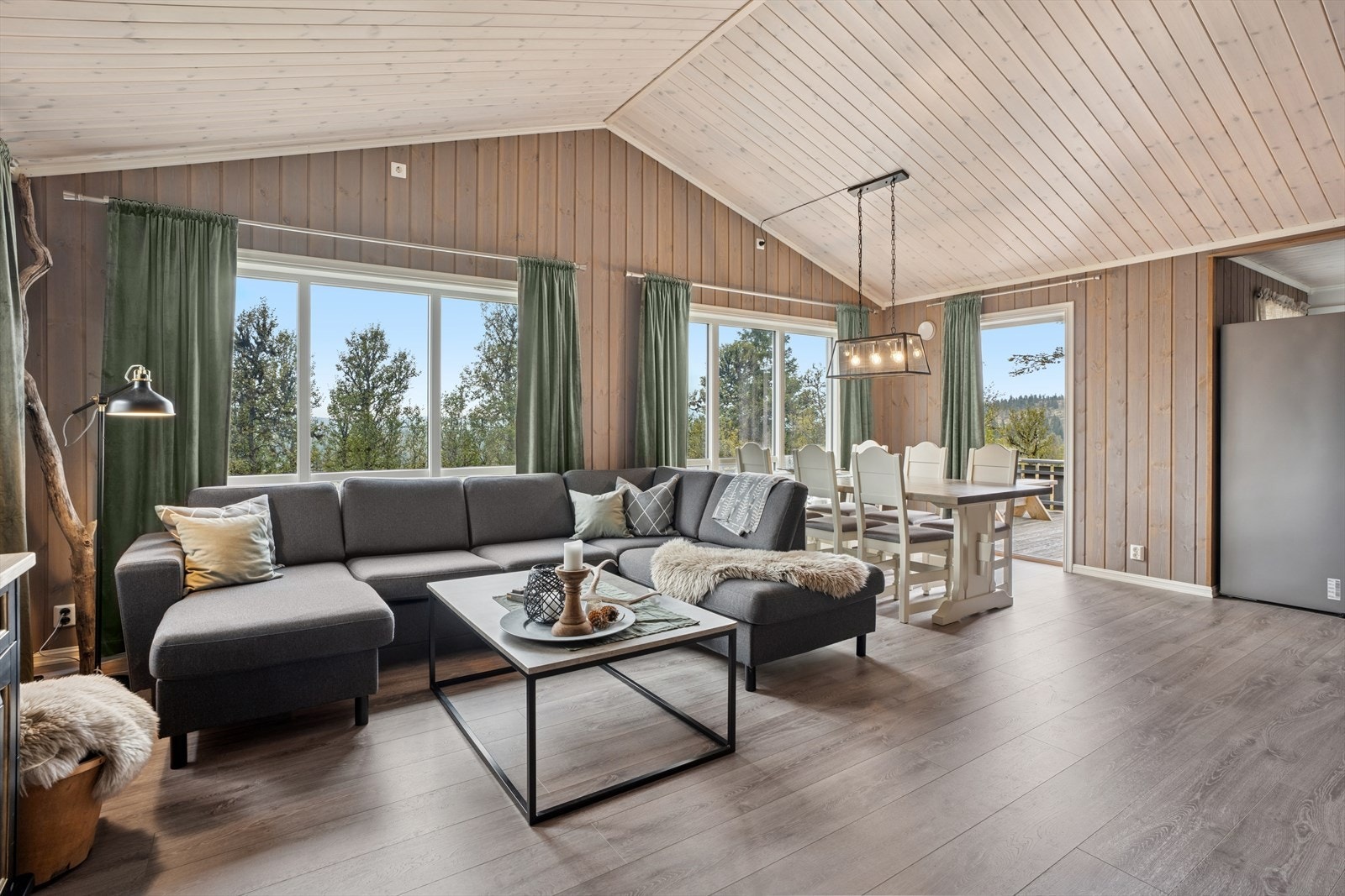 Hytta fremstår lys og innbydende, med fine material- og fargevalg som skaper en behagelig atmosfære. Galleribilde