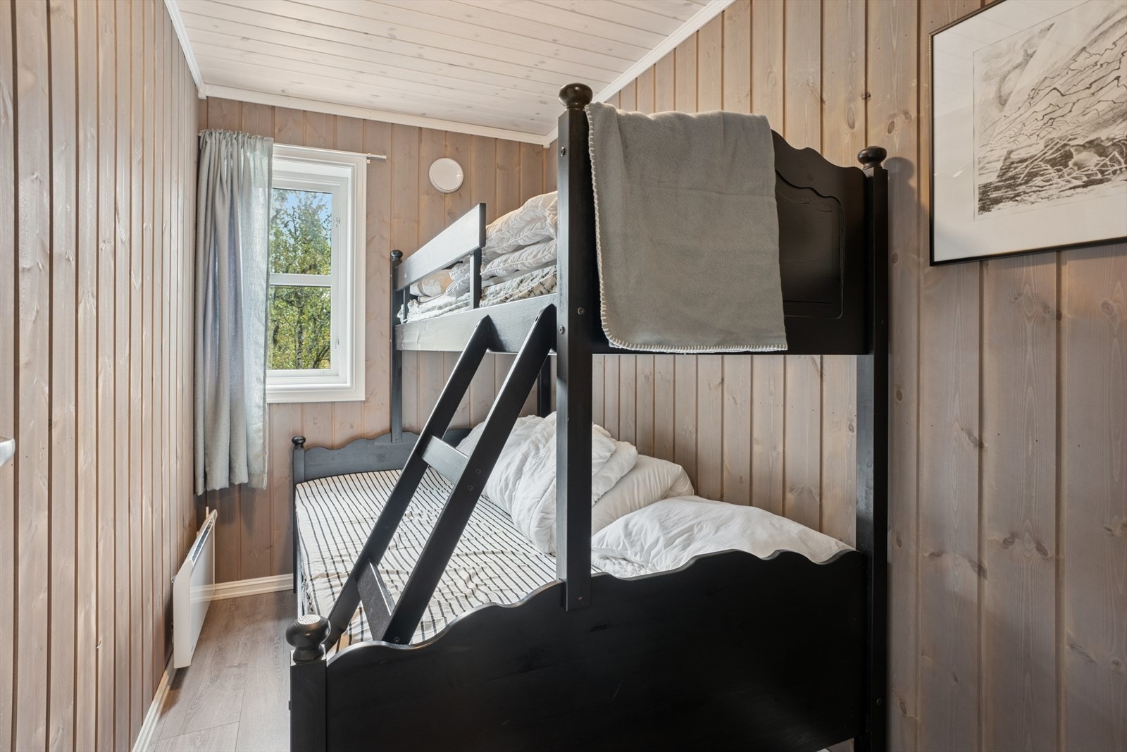 Et fleksibelt og allsidig rom med plass til familiekøye - ideelt for både barn og gjester. Galleribilde