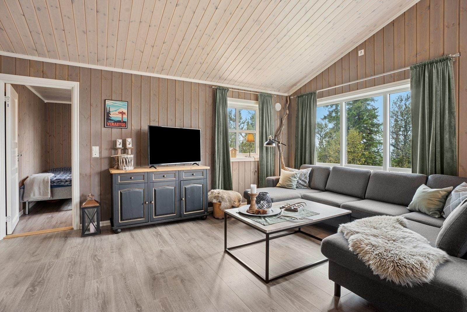 Stuens utforming gir gode muligheter for naturlig soneinndeling - perfekt for både sofagruppe med TV og andre hyggesoner. Galleribilde