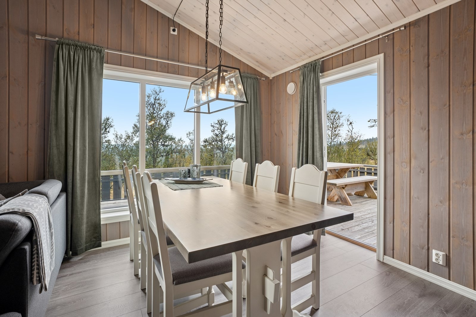 I stuen er det god plass til et innbydende spisebord - perfekt for hyggelige måltider og gode samtaler med familie og venner. Galleribilde