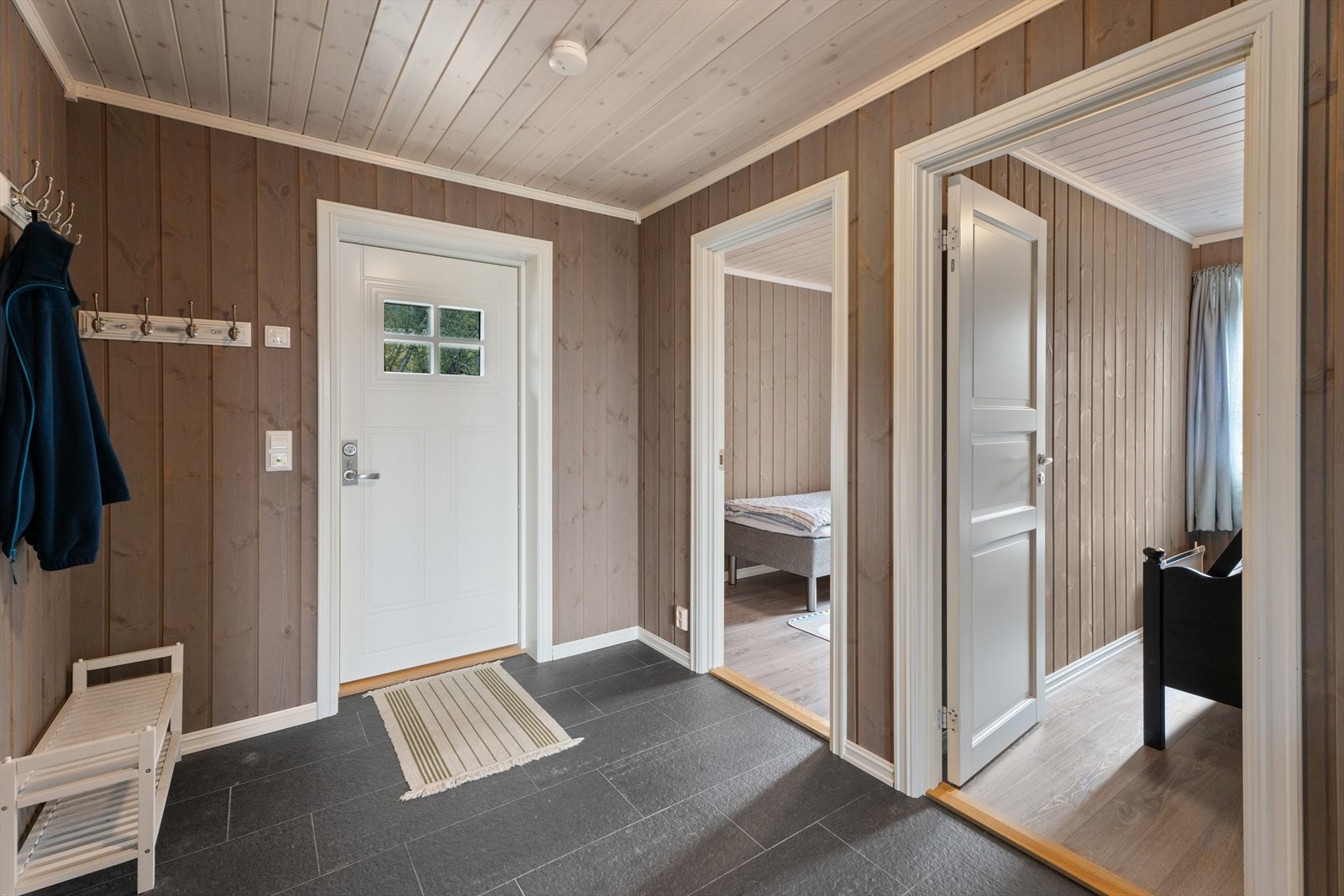 Romslig entré med flislagt gulv og elektriske varmekabler. Her er det god plass til å henge fra seg yttertøy og sette fra seg sko. Galleribilde