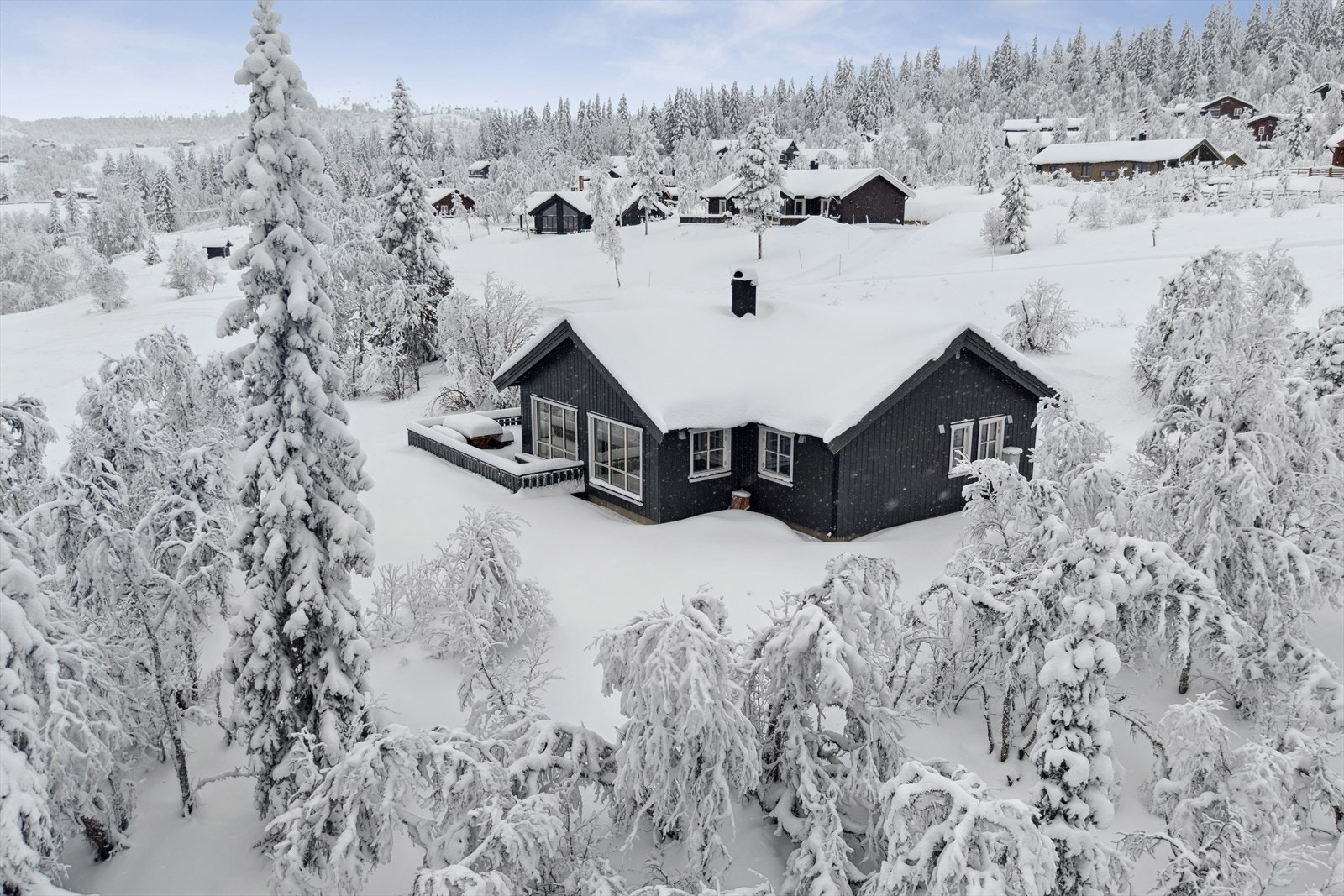 DNB Eiendom presenterer Lysløypebakken 1 - en moderne og velholdt fritidsbolig fra 2018, idyllisk beliggende på vakre Venabygdsfjellet. Galleribilde