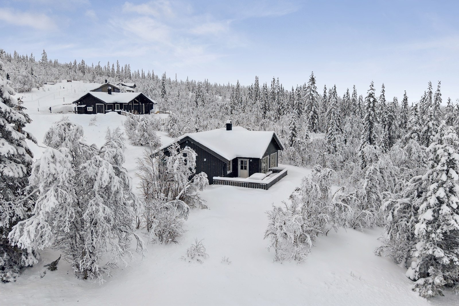 Her kan du nyte solrike dager og vakker utsikt mot fjellandskapet. Galleribilde