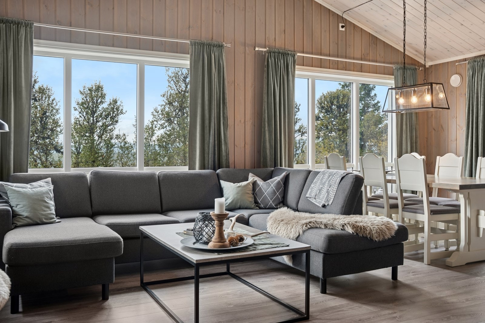 De store vindusflatene slipper inn rikelig med naturlig lys, skaper en luftig og behagelig romfølelse - og gir samtidig et nydelig utsyn mot de vakre omgivelsene. Galleribilde