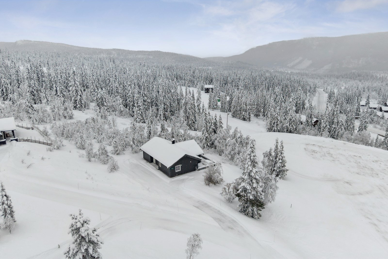 Hytta ligger i et populært område, omgitt av storslått natur og med fantastiske turmuligheter året rundt - enten du foretrekker fotturer i sommersolen eller skiturer i vinterlandskapet. Galleribilde