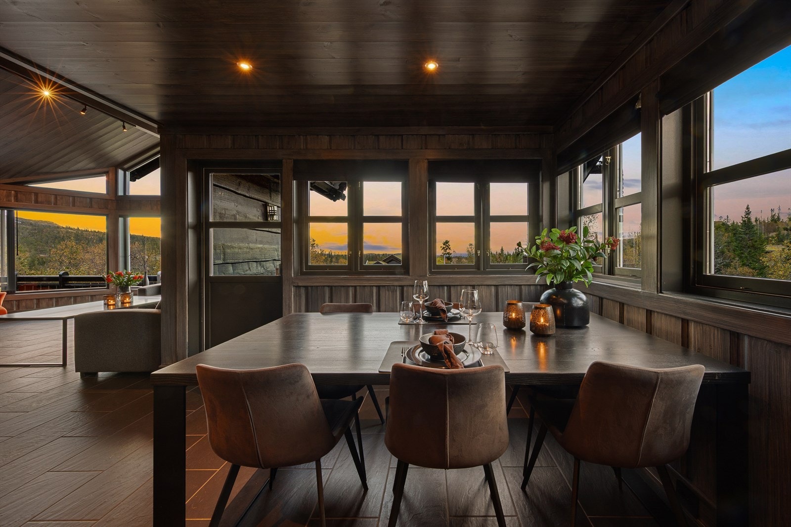 På kjøkkenet er det god plass til spisegruppe, samt utgang til terrassen. Galleribilde