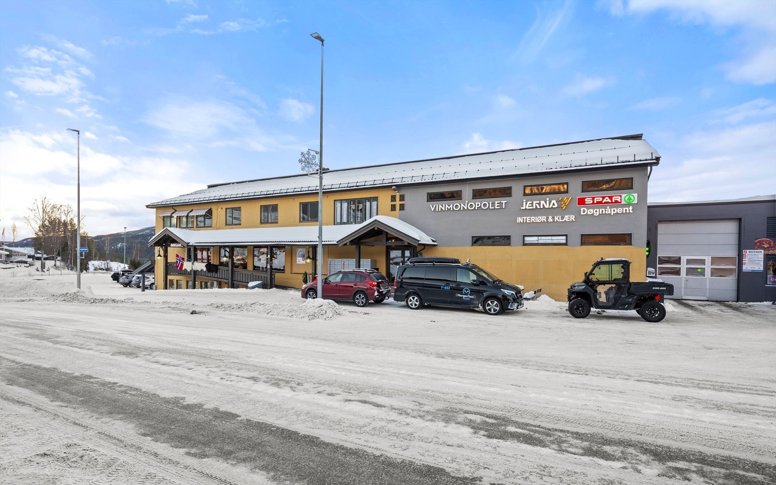 Eggedal sentrum med bl. a fin Sparbutikk og Vinmonopol. Galleribilde