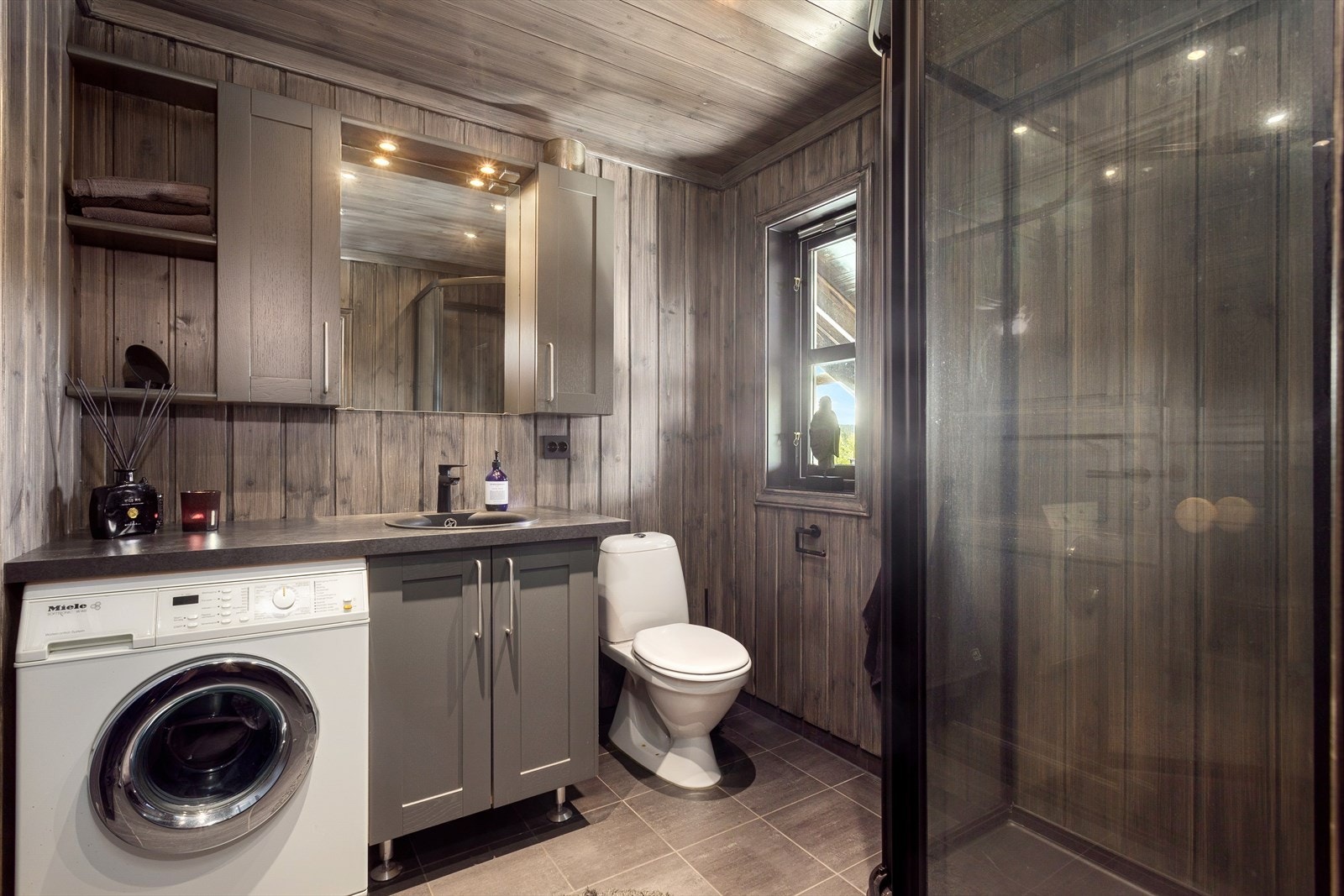 Praktisk moderne bad med matchende innredning som på kjøkken fra Sigdal. Dusjkabinett, servant og kran er montert nytt fra 2019. Galleribilde