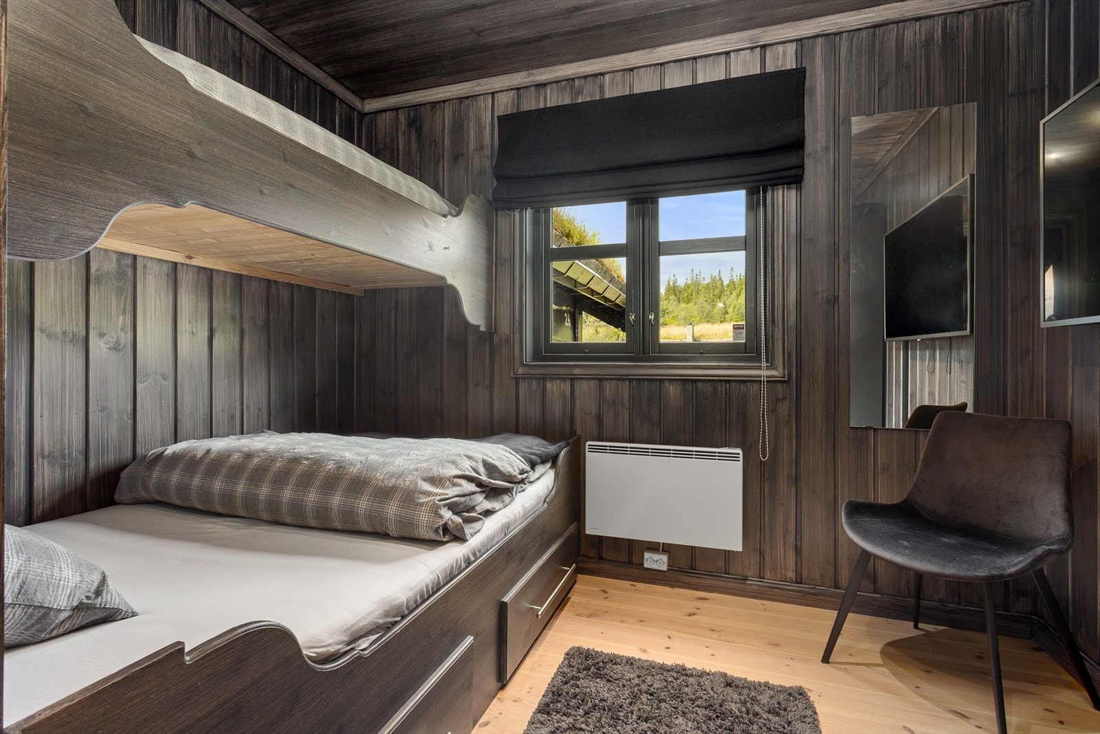 I tillegg til hovedsoverommet er det to ekstra soverom med plassbygde familiekøyer. Underkøya er 120cm og overkøya er 75cm. Vegghengt tv og en meter garderobe. Galleribilde