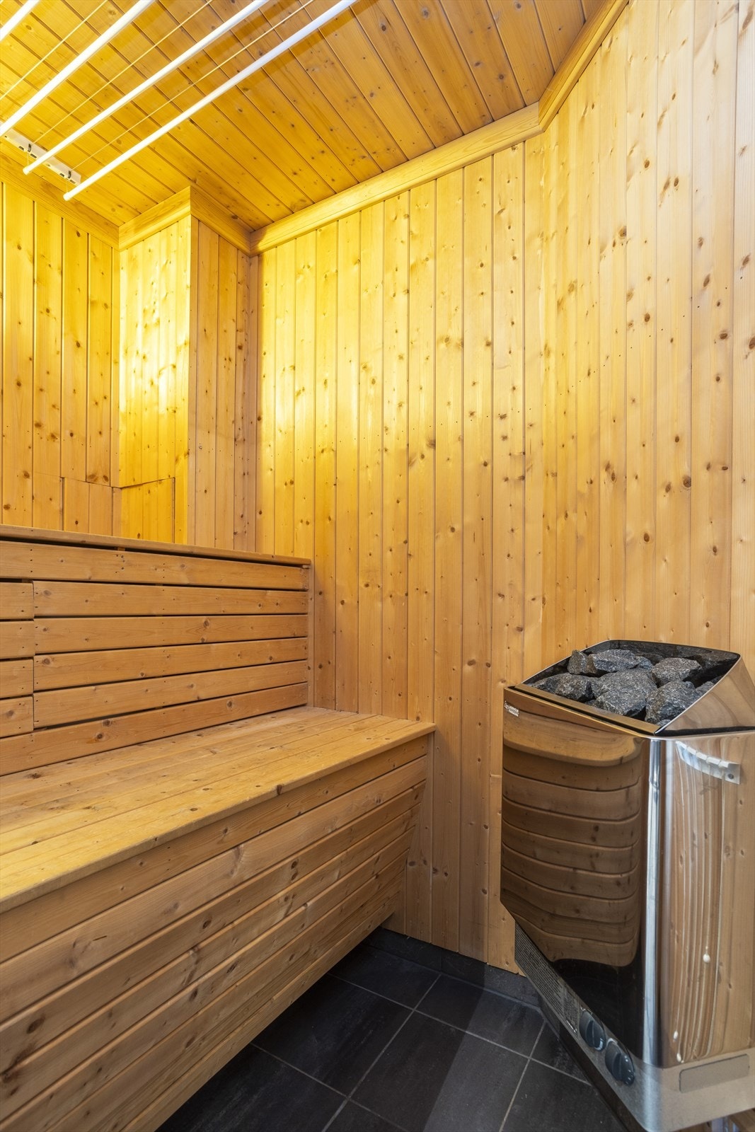 Tilstøtende til badet er det badstue med plassbygde sittebenker i to høyder og elektrisk badstueovn. Galleribilde