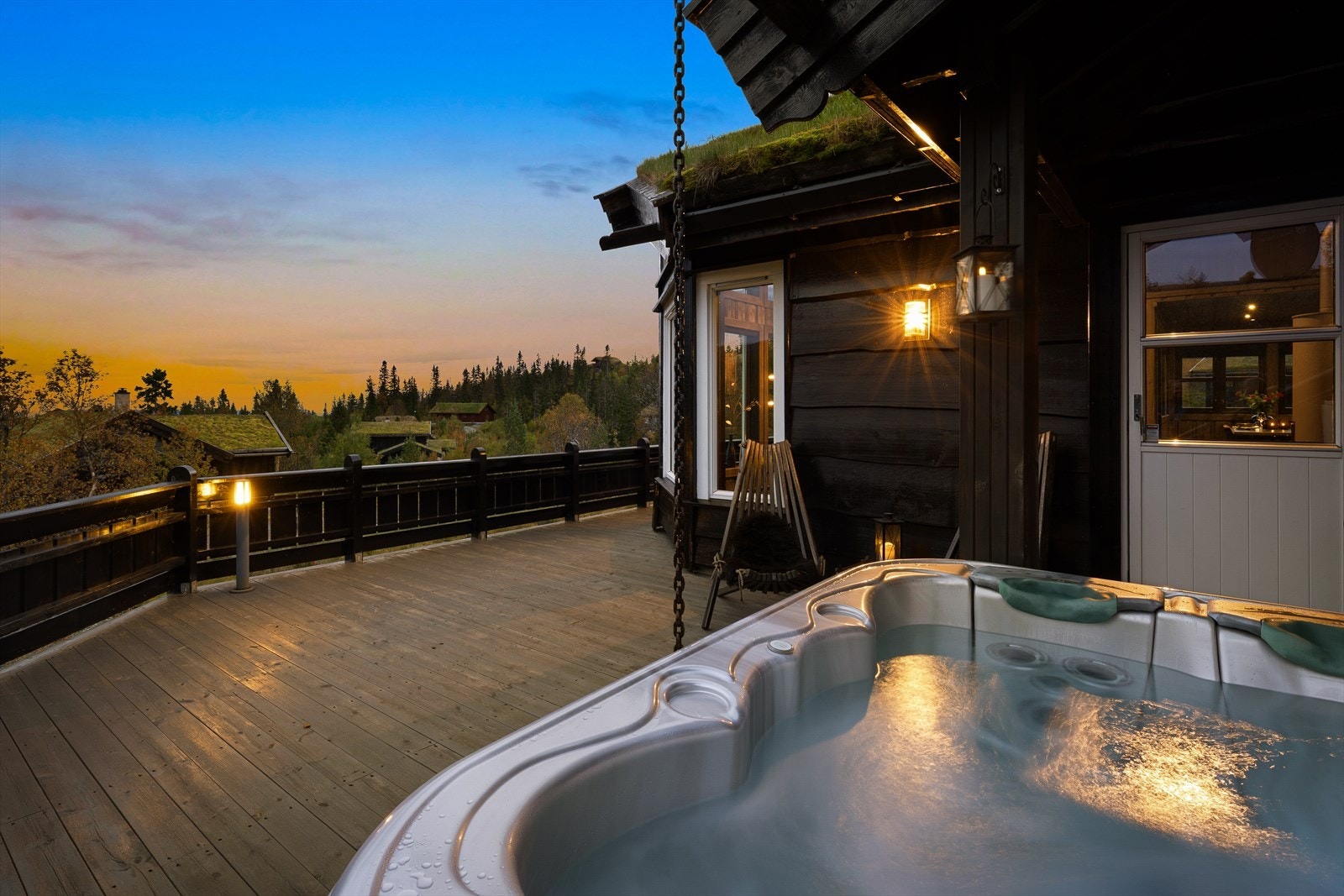 Hytta er dels omkranset med terrasse med flere ulike oppholdssoner. Galleribilde