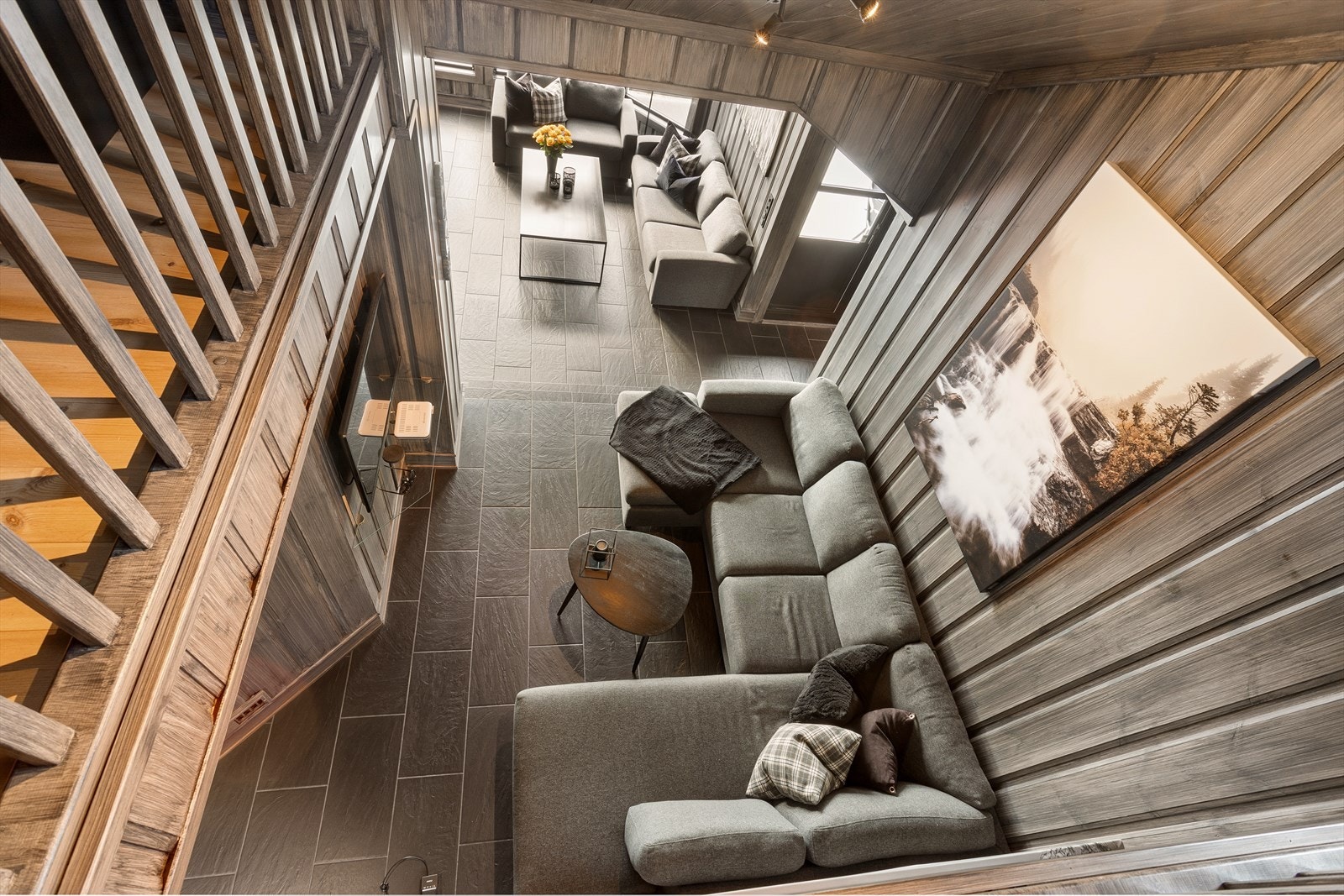 Fra enden av hemsen er det åpent ned mot tv-stuen. Galleribilde