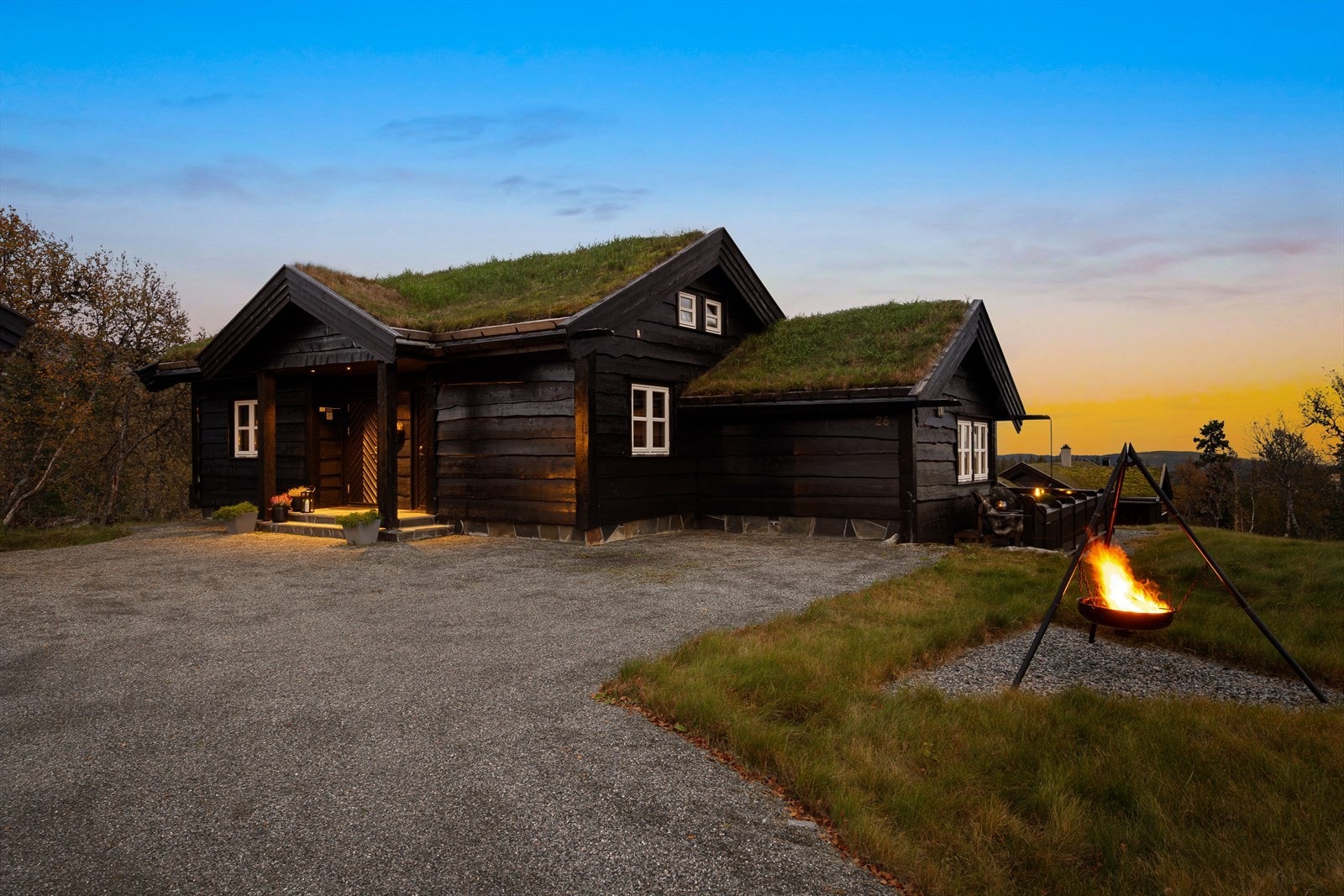 Hytta er gjennomført med flotte detaljer slik bl. annet skiferbelagt inngangsparti, grunnmur og utvendig pipe. Det er både varmt- og kaldtvann i utekran. Galleribilde