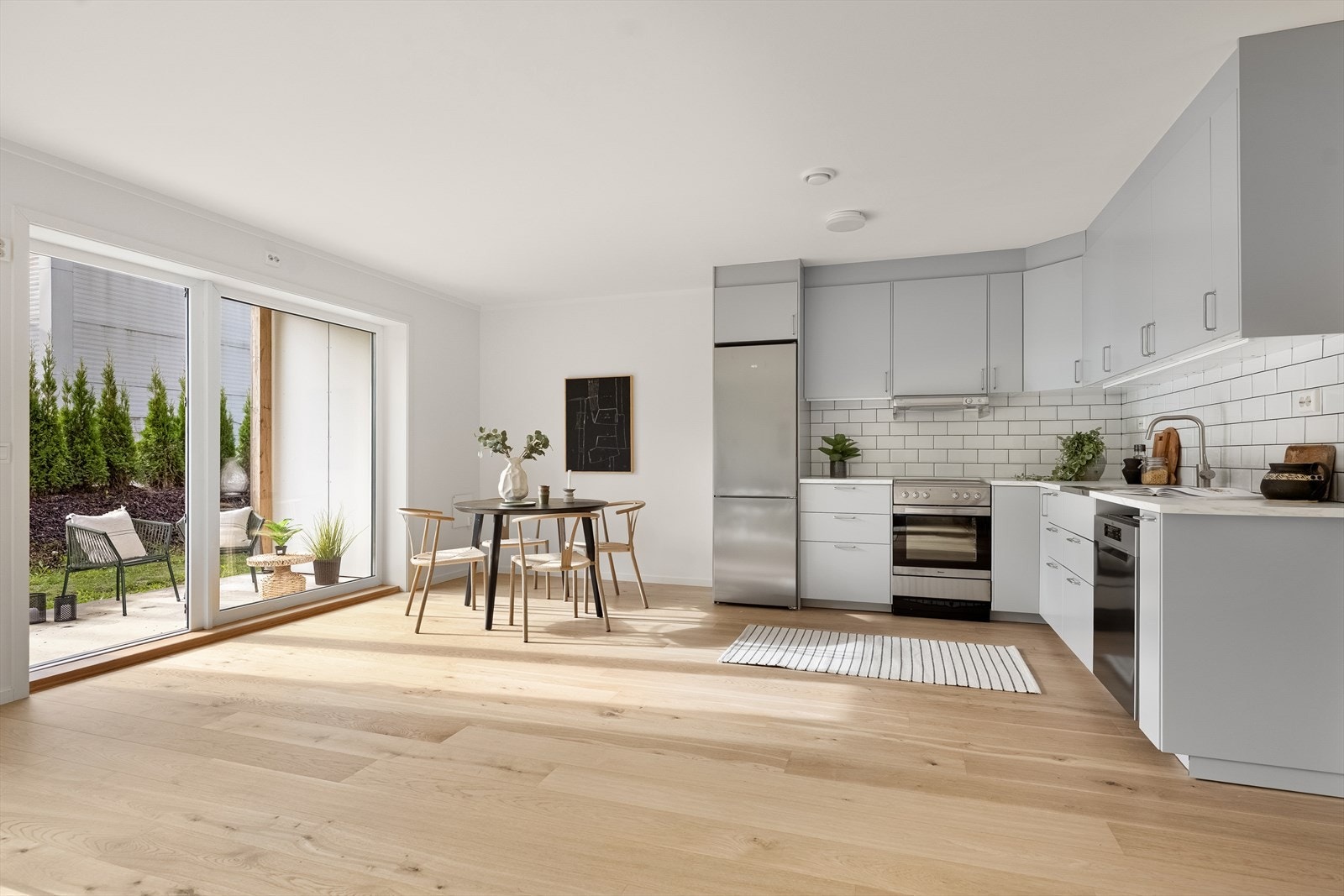 Den åpne stue- og kjøkkenløsningen inviterer til sosiale og hyggelige måltider med familie og venner. Galleribilde