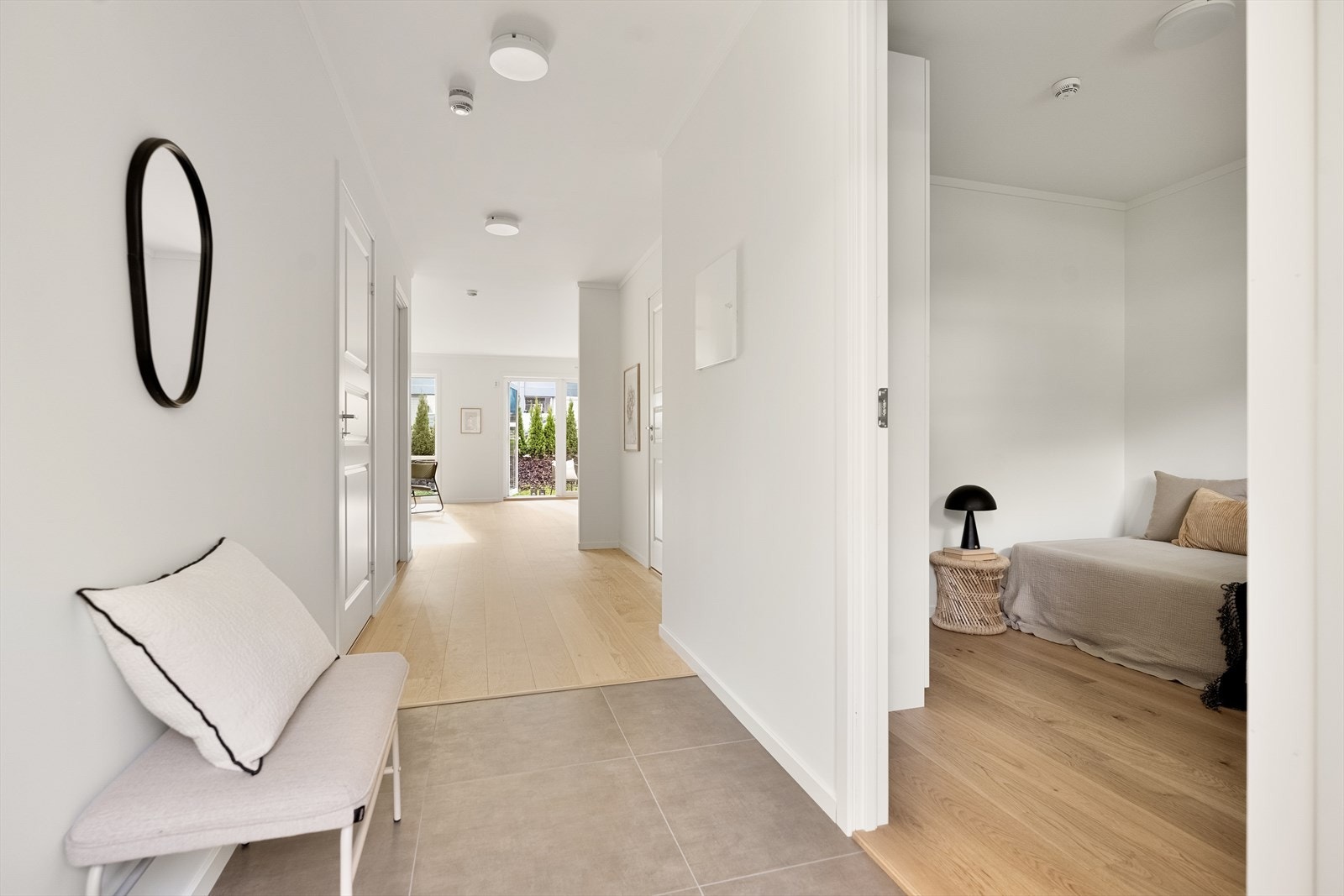 Gangen er romslig med plass til garderobeskap for oppbevaring av yttertøy og sko. Galleribilde