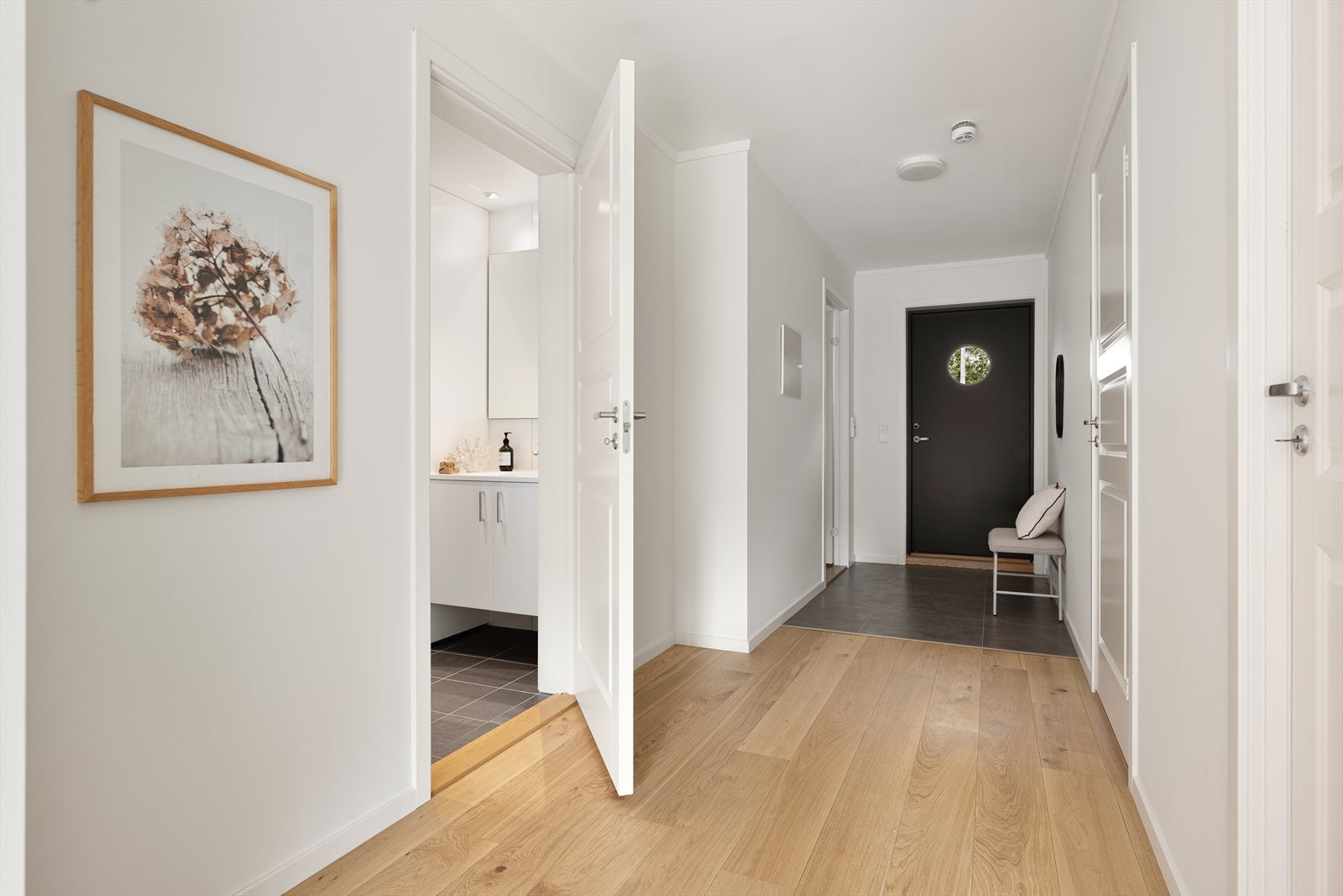 Gangen er romslig med plass til garderobeskap for oppbevaring av yttertøy og sko. Galleribilde