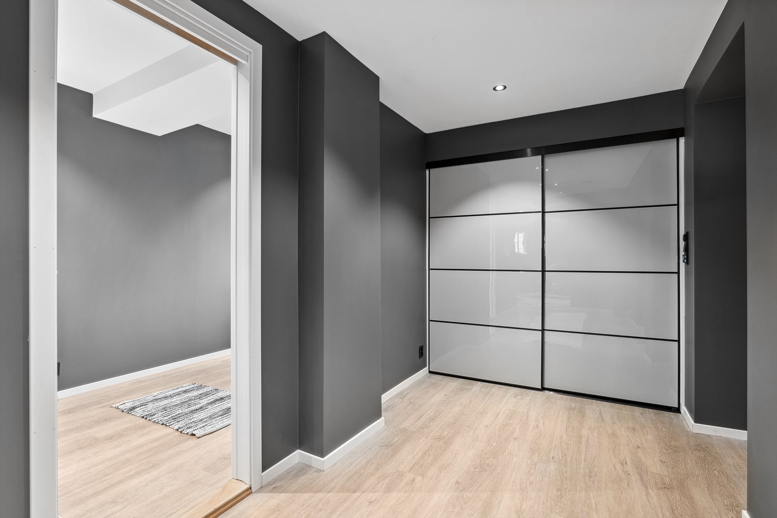 Fra gangen kommer man inn til soverom, bad og videre inn til stue/kjøkken Galleribilde