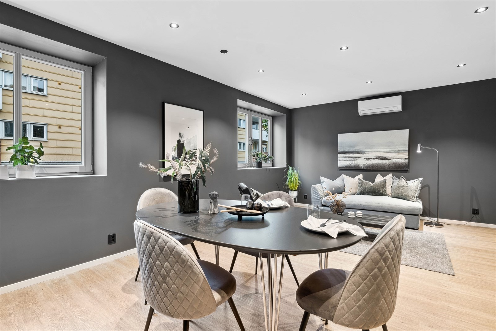 I stuen er det montert varmepumpe som varmer på vinterstid, og kjøler sommerstid Galleribilde