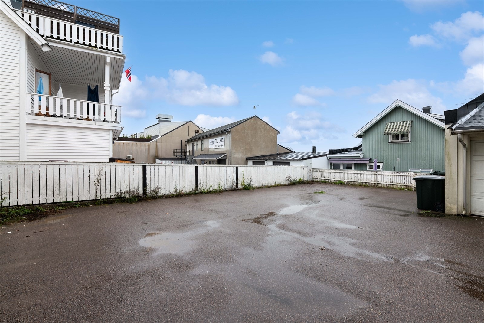 I sameiets felles gårdsplass medfølger det en parkeringsplass Galleribilde