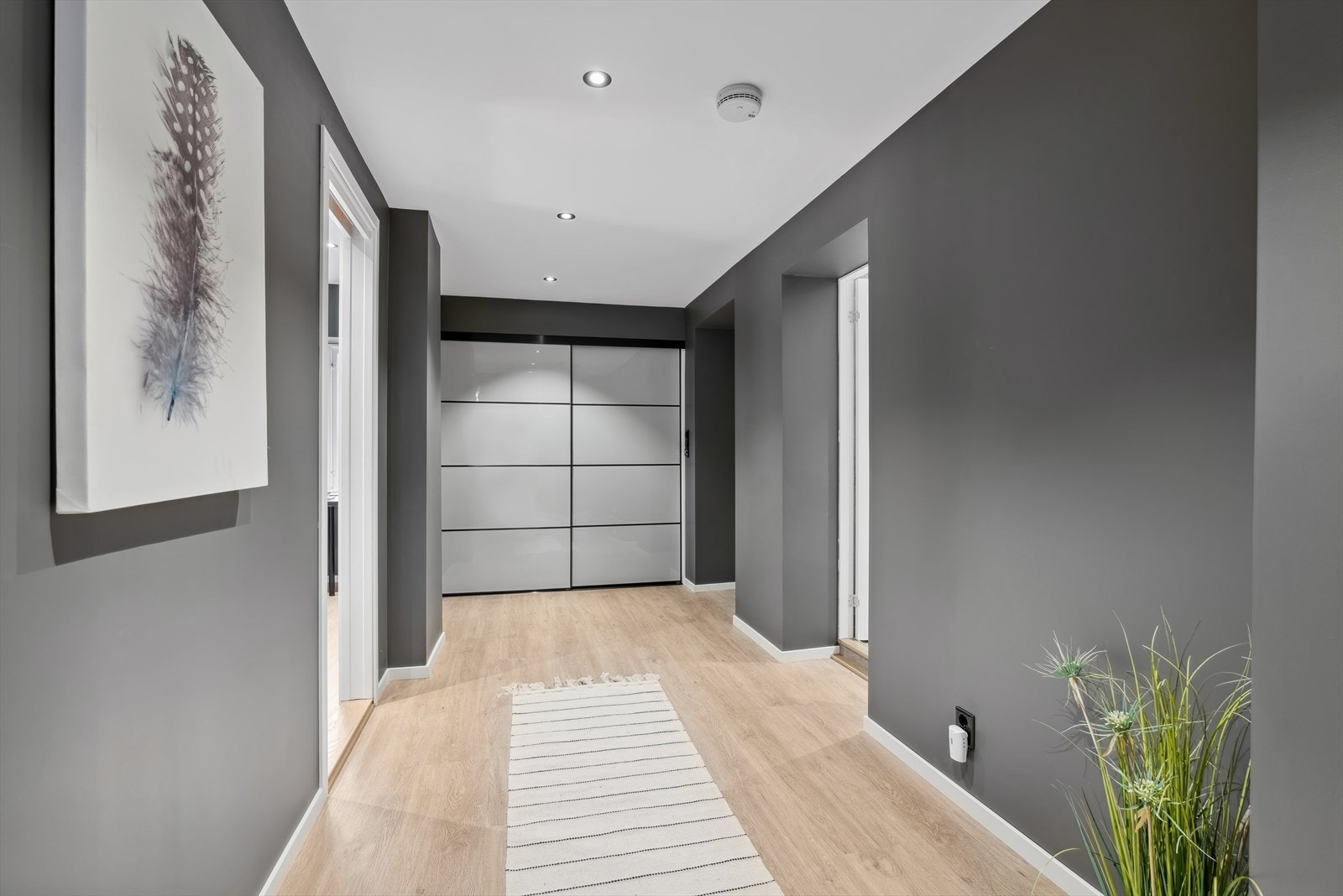 Entréen er på hele 11,2 m² og har stor skyvedørsgarderobe Galleribilde