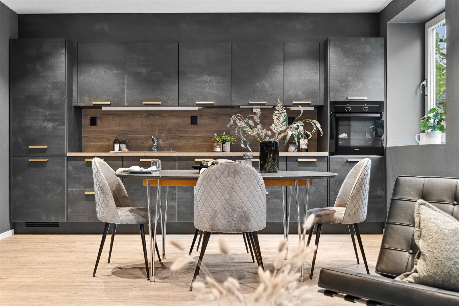 Leiligheten har et delikat kjøkken med mye oppbevaringsplass Galleribilde