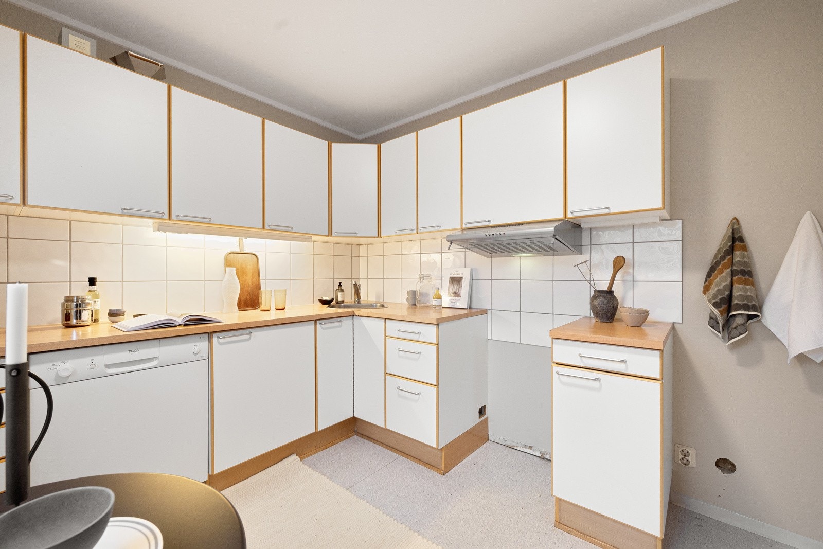 Det er opplegg for komfyr, oppvaskmaskin og kjøleskap, samt etablert stoppekran under hjørneskap. Galleribilde