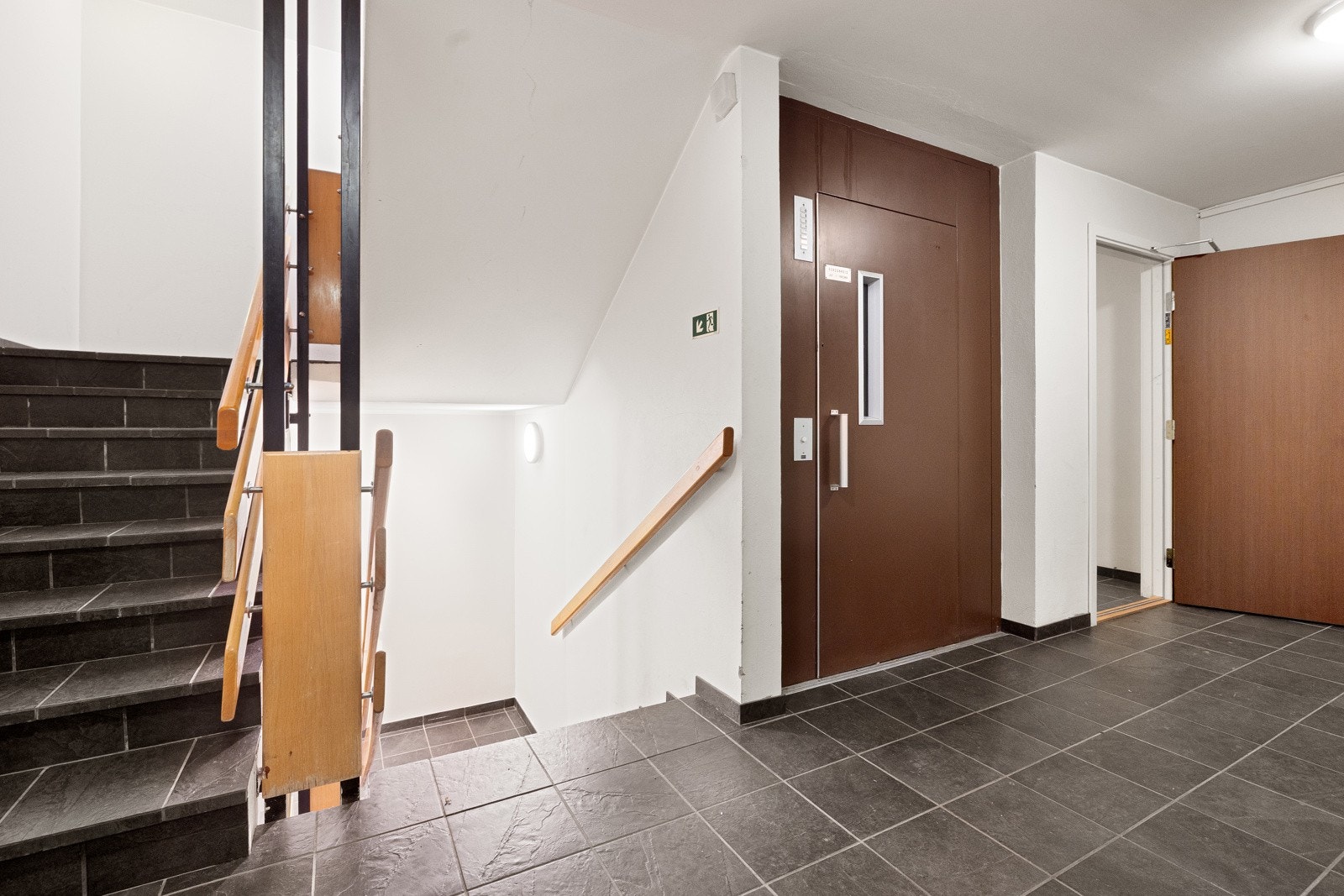 Leiligheten har en god intern beliggenhet i byggets 2. etasje, med heis direkte til leilighetsplan. Galleribilde