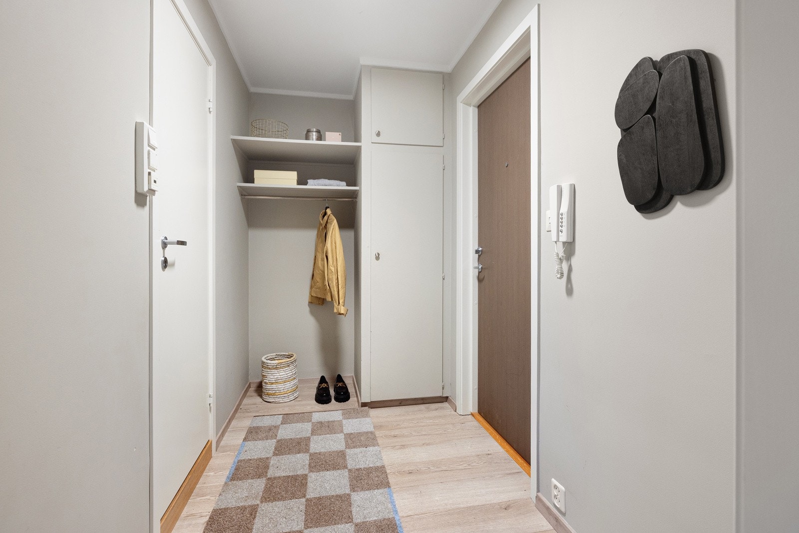 Entréen fremstår lys, med god plass til både knaggrekke og skohylle. Galleribilde