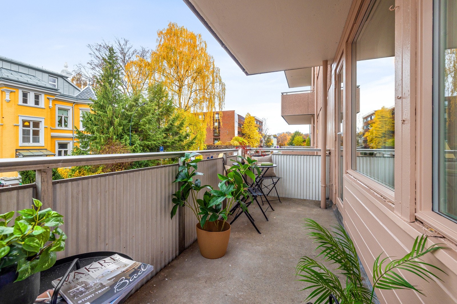 Fra stuen er det utgang til en romslig sørvendt balkong med gode solforhold og plass til utemøbler. Galleribilde