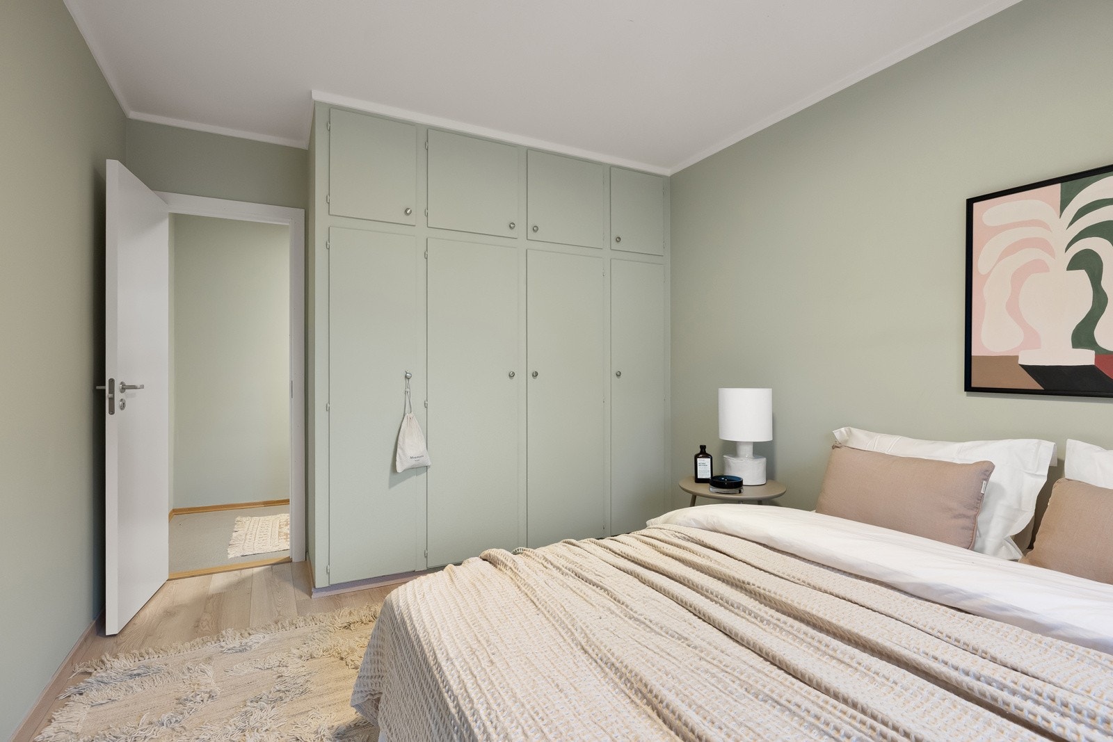 Soverommer er innredet med et stort garderobeskap hvor det er rikelig med skapplass. Galleribilde