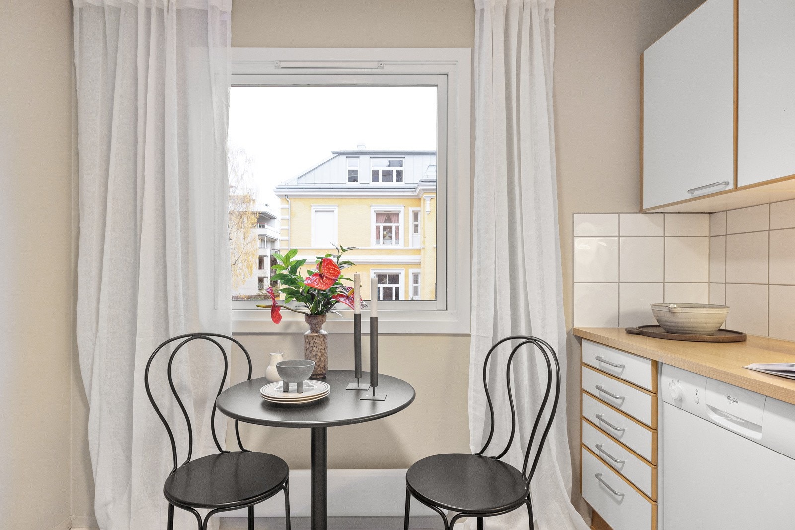 Plass til lite frokostbord foran vinduet. Galleribilde