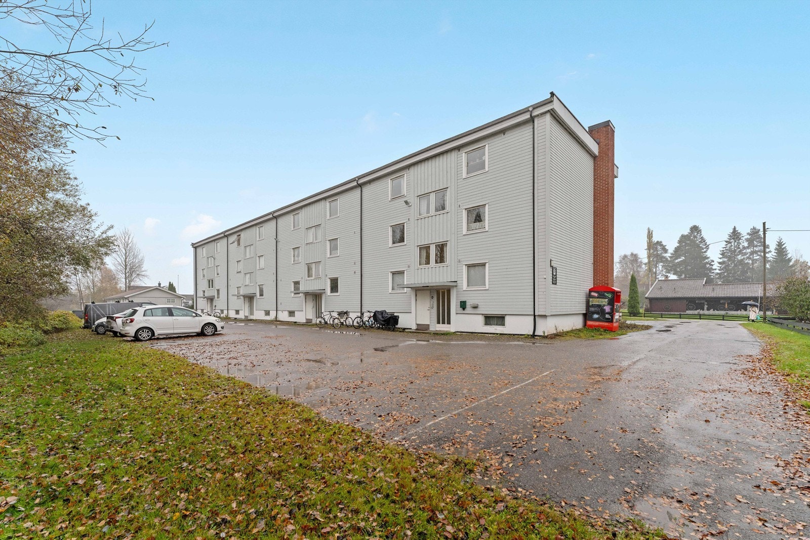 Borettslaget har felles parkeringsplasser. Galleribilde